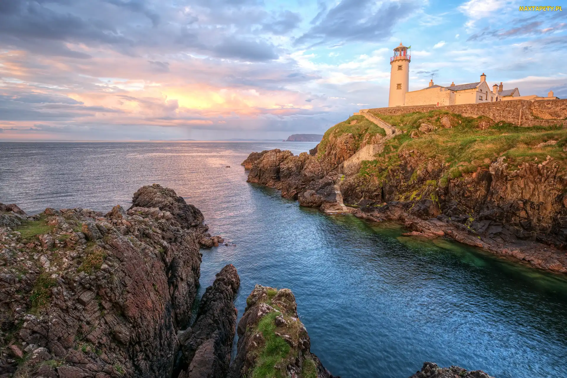 Portsalon, Chmury, Latarnia morska Fanad Head Lighthouse, Irlandia, Wschód słońca, Morze, Skały
