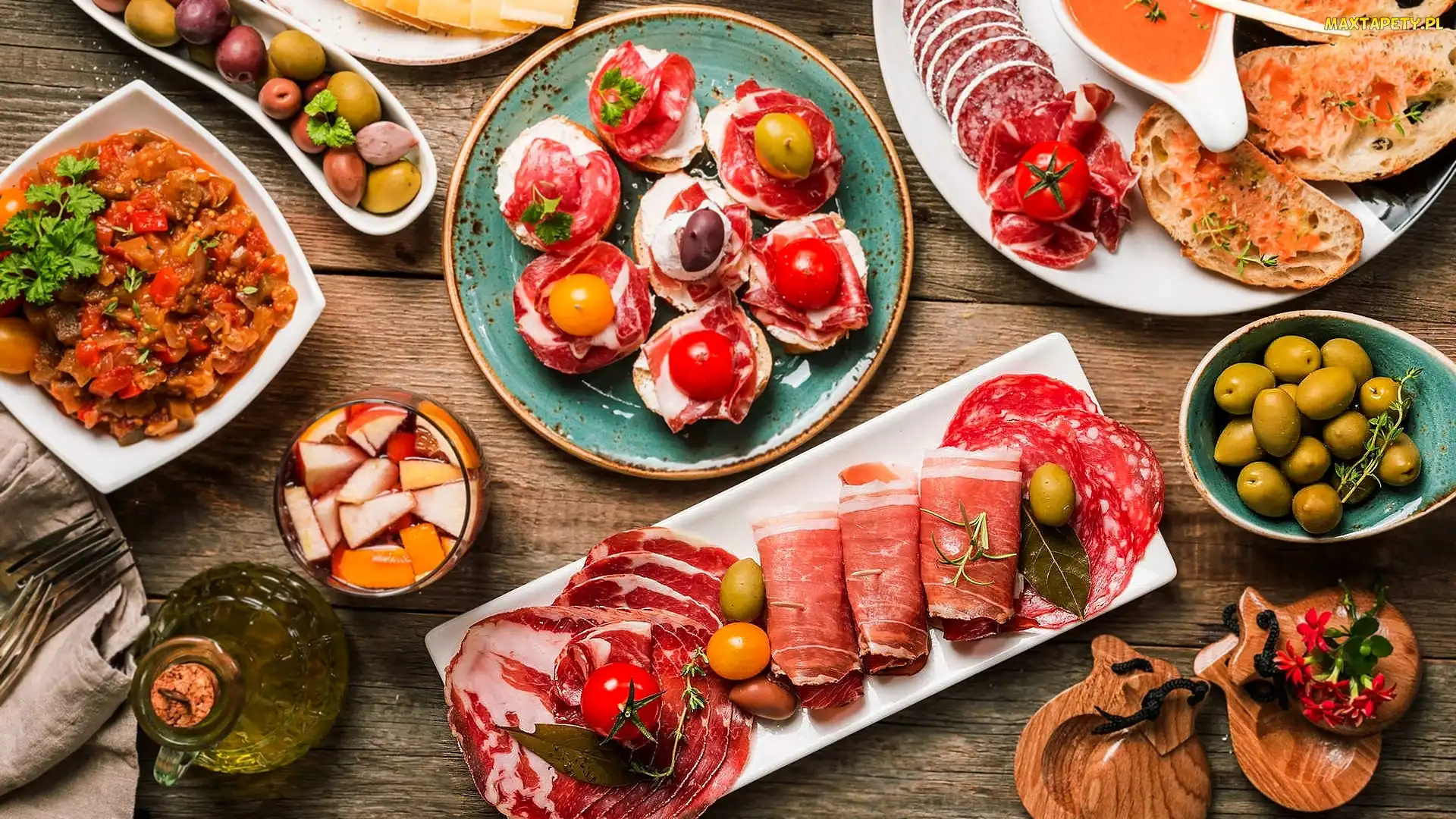 Talerz, Kompot, Wędliny, Bigos, Oliwki, Oliwa, Pomidory, Przekąski