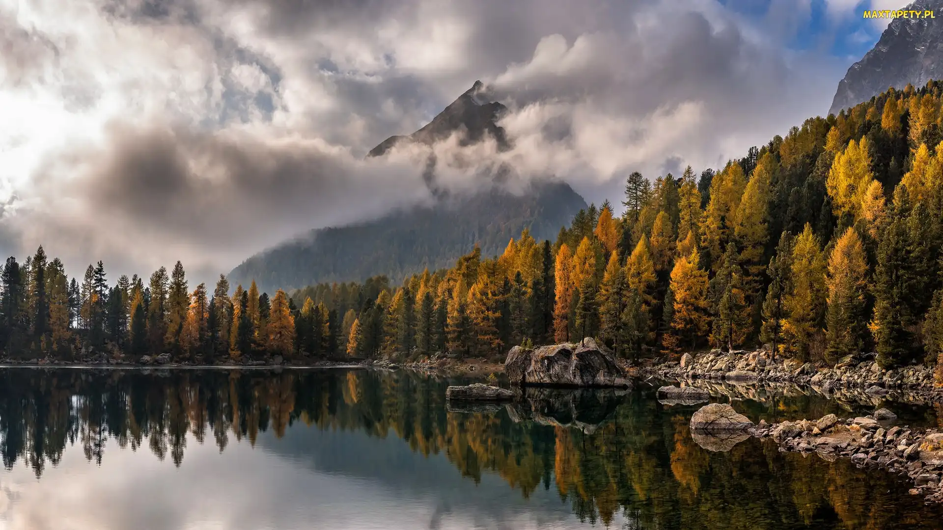 Jezioro Lago di Saoseo, Skały, Góry, Las, Kanton Ticino, Dolina Valle di Campo, Szwajcaria, Chmury