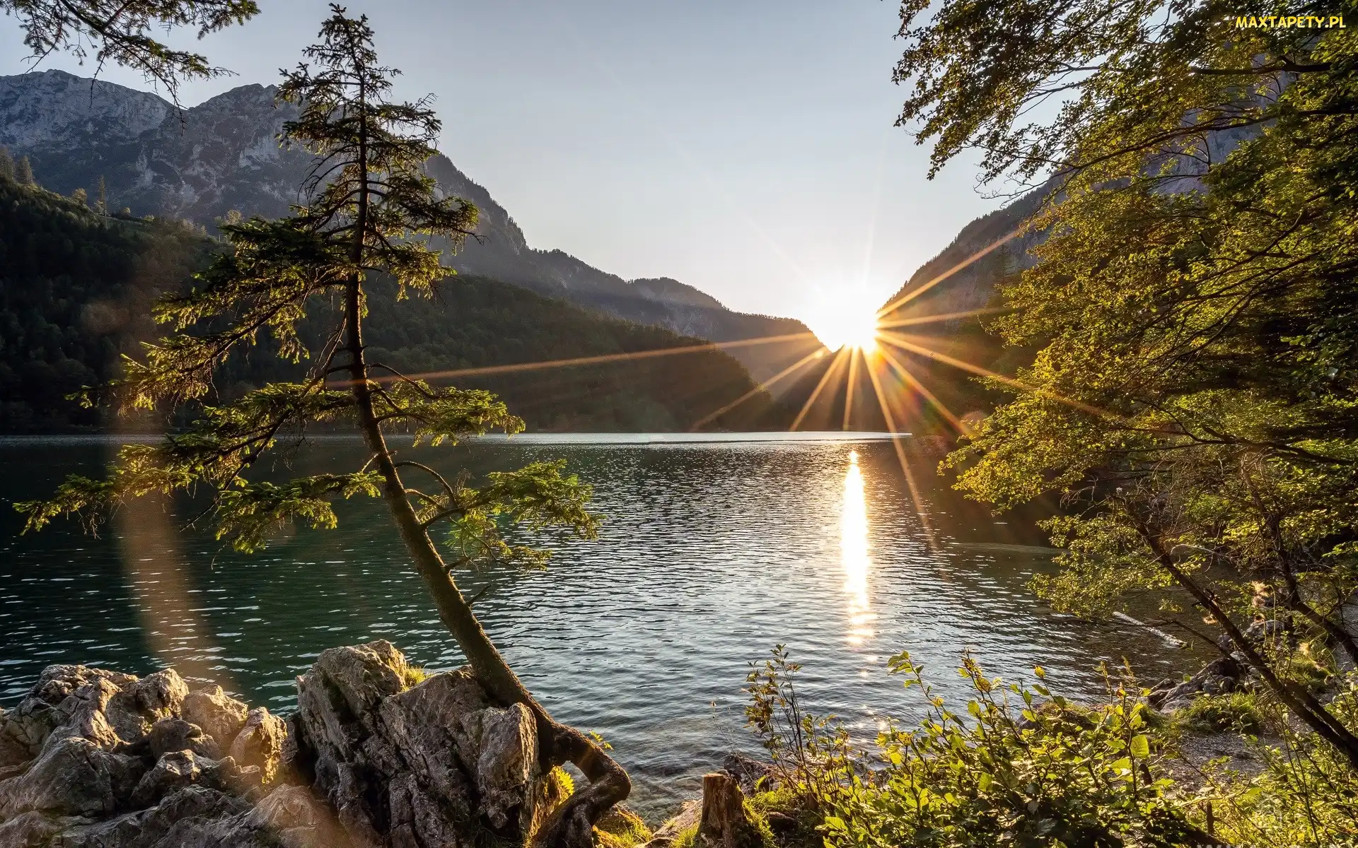 Austria, Styria, Promienie słońca, Drzewa, Góry Hochschwabgruppe, Jezioro Leopoldsteinersee