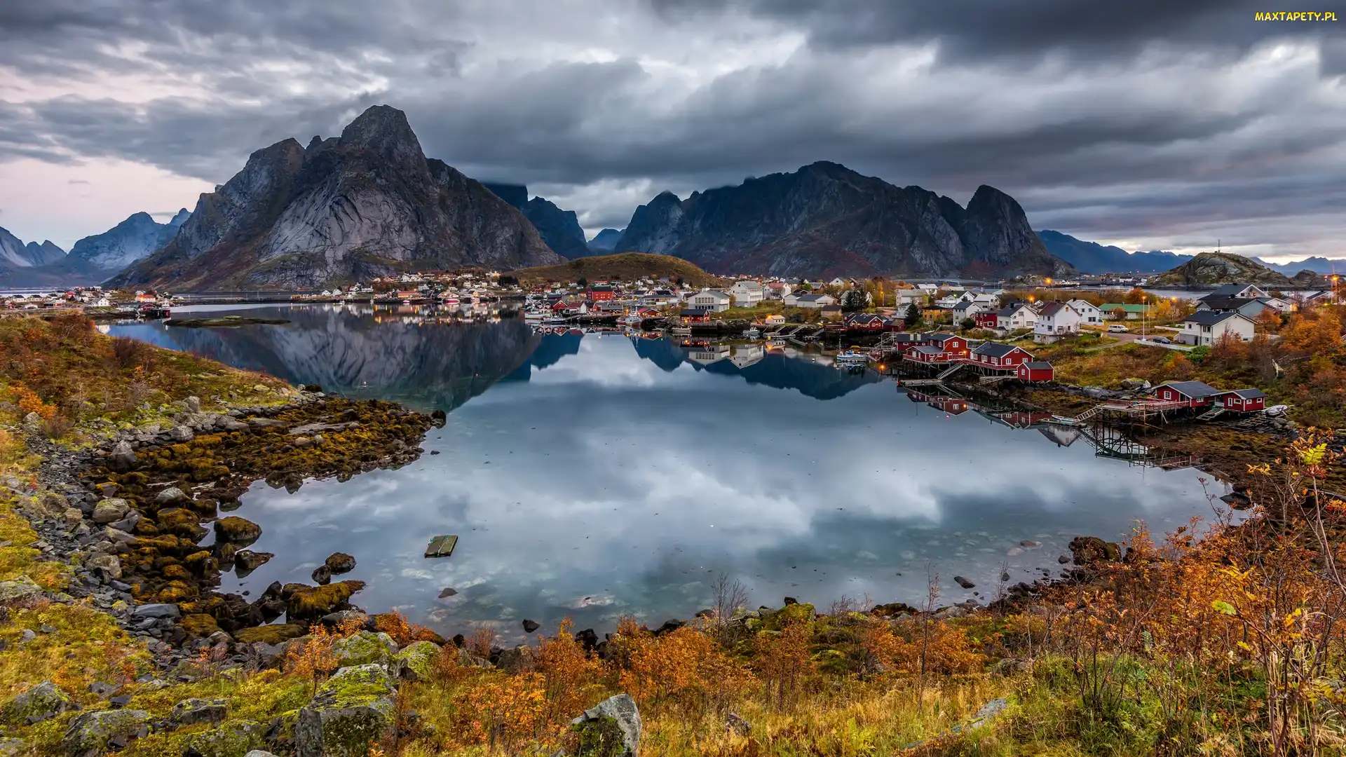 Norwegia, Lofoty, Wioska Reine, Wyspa Moskenesoya, Morze Norweskie, Góry