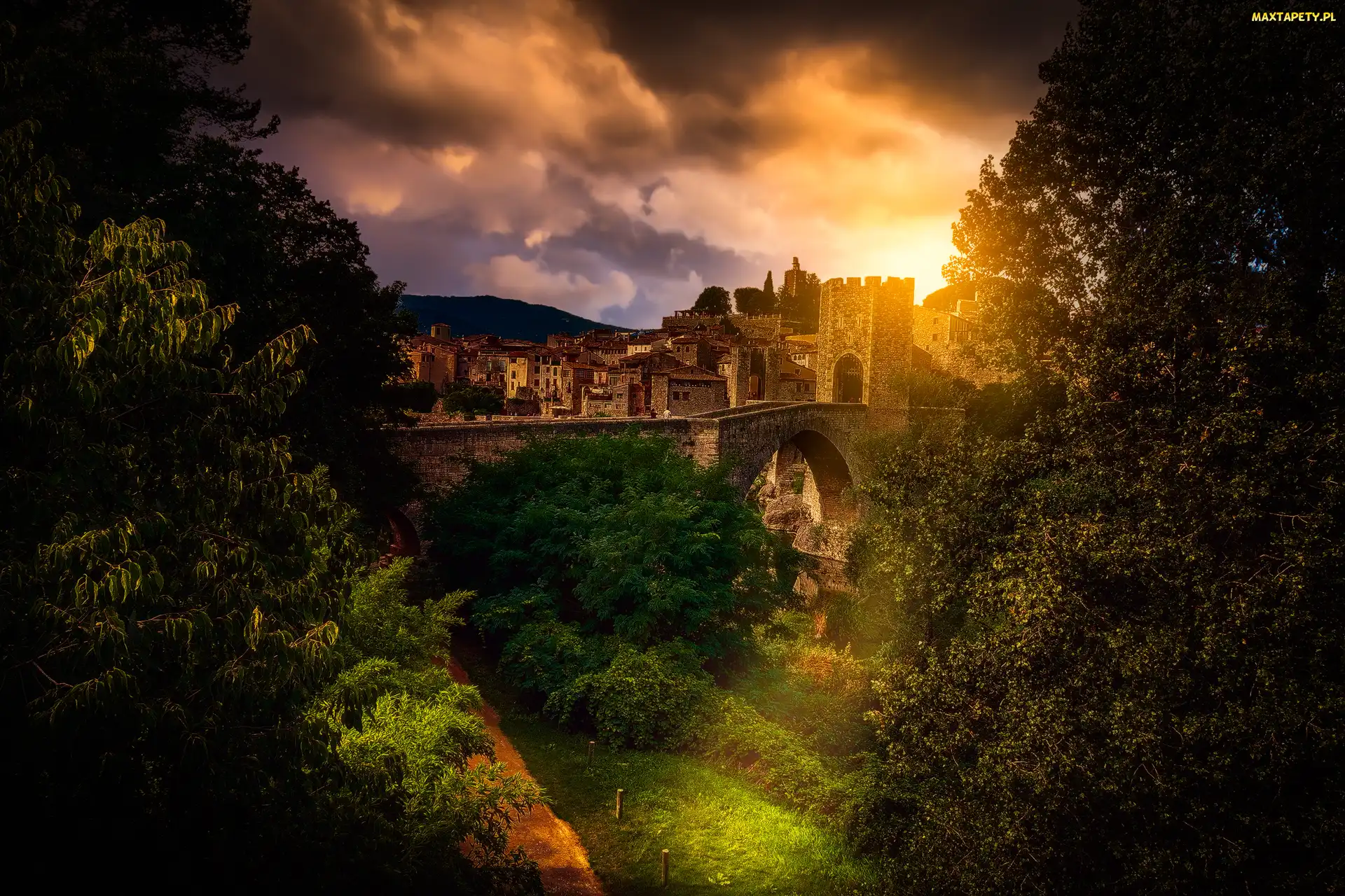 Most Puente de Besalu, Wzgórza, Miejscowość Besalu, Hiszpania, Chmury, Roślinność, Drzewa, Wschód słońca, Domy