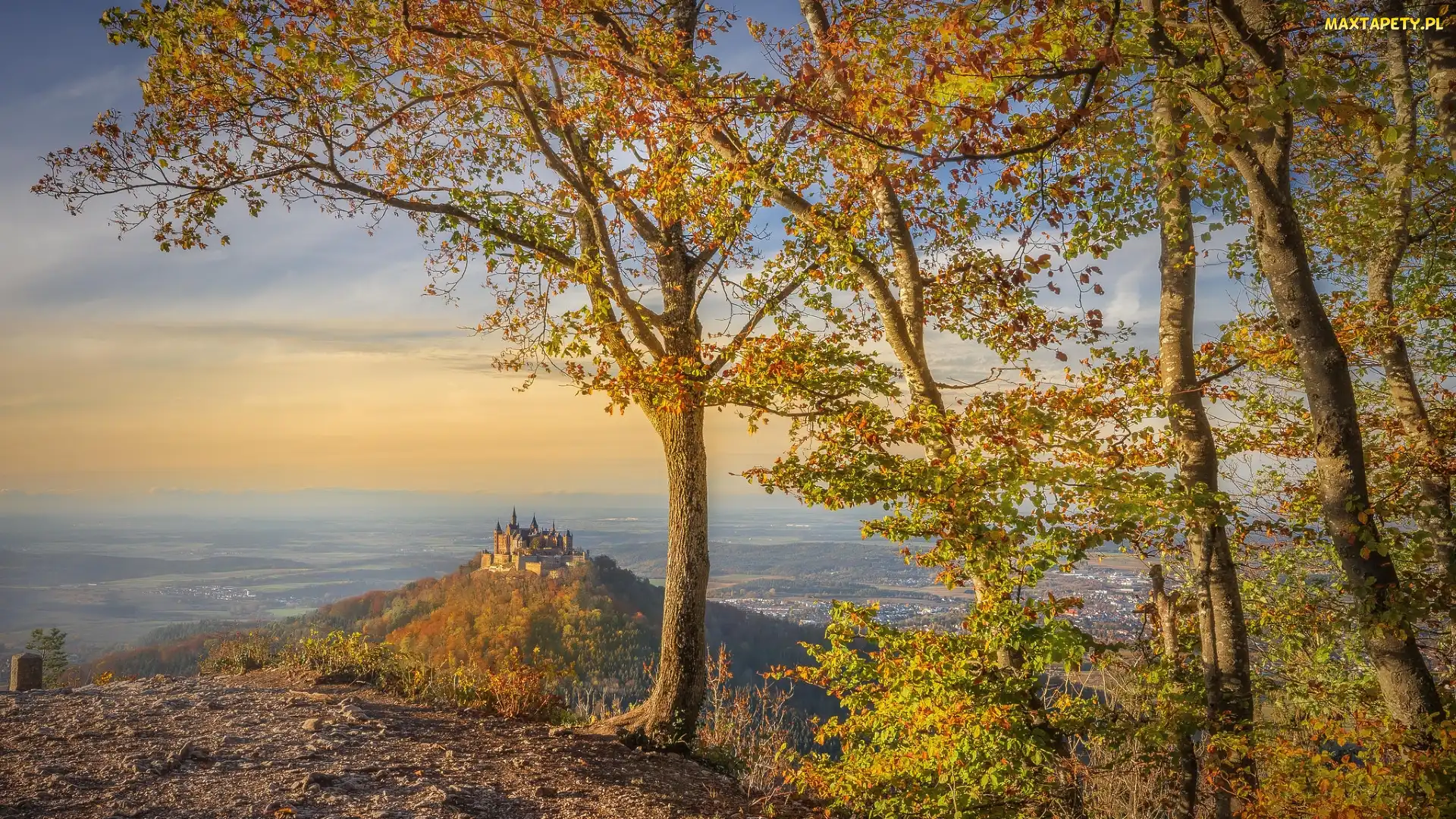 Góra Hohenzollern, Zamek Hohenzollern, Niemcy, Jesień, Badenia-Wirtembergia, Drzewa