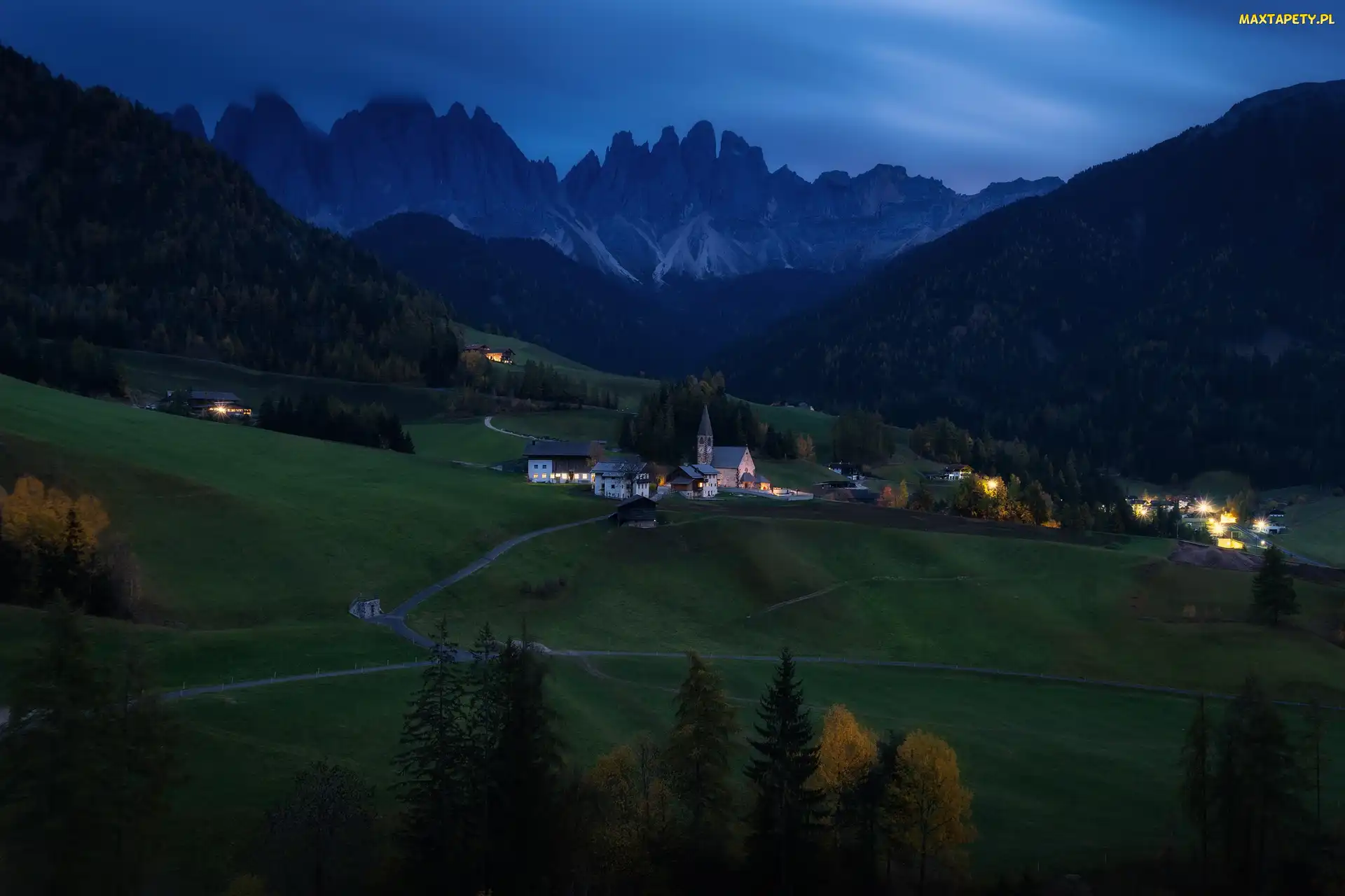 Zmierzch, Domy, Drzewa, Kościół, Wieś Santa Maddalena, Dolina Val di Funes, Góry, Dolomity, Włochy, Lasy
