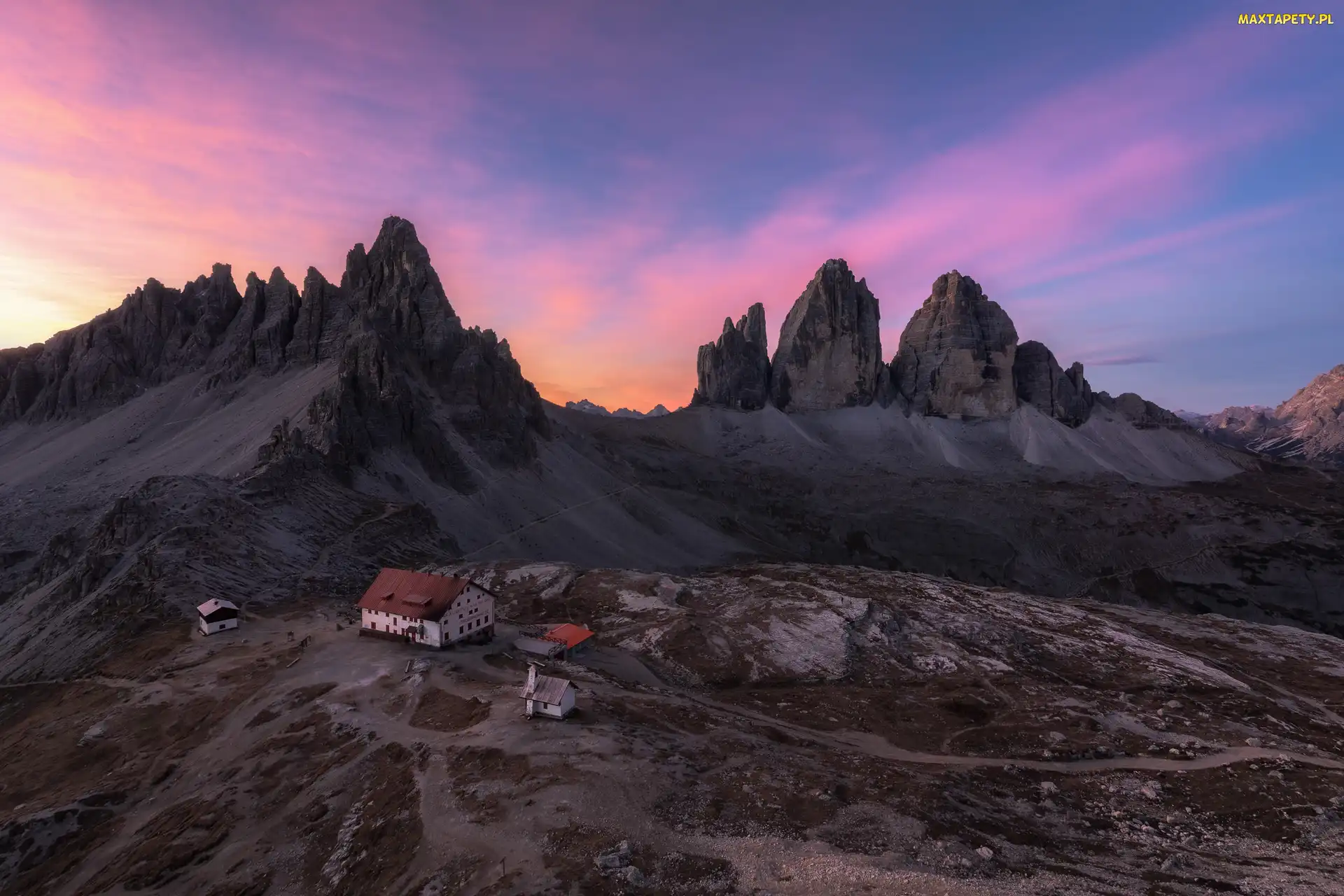 Tre Cime di Lavaredo, Góry Dolomity, Włochy, Dolina, Zachód słońca, Prowincja Belluno, Domy