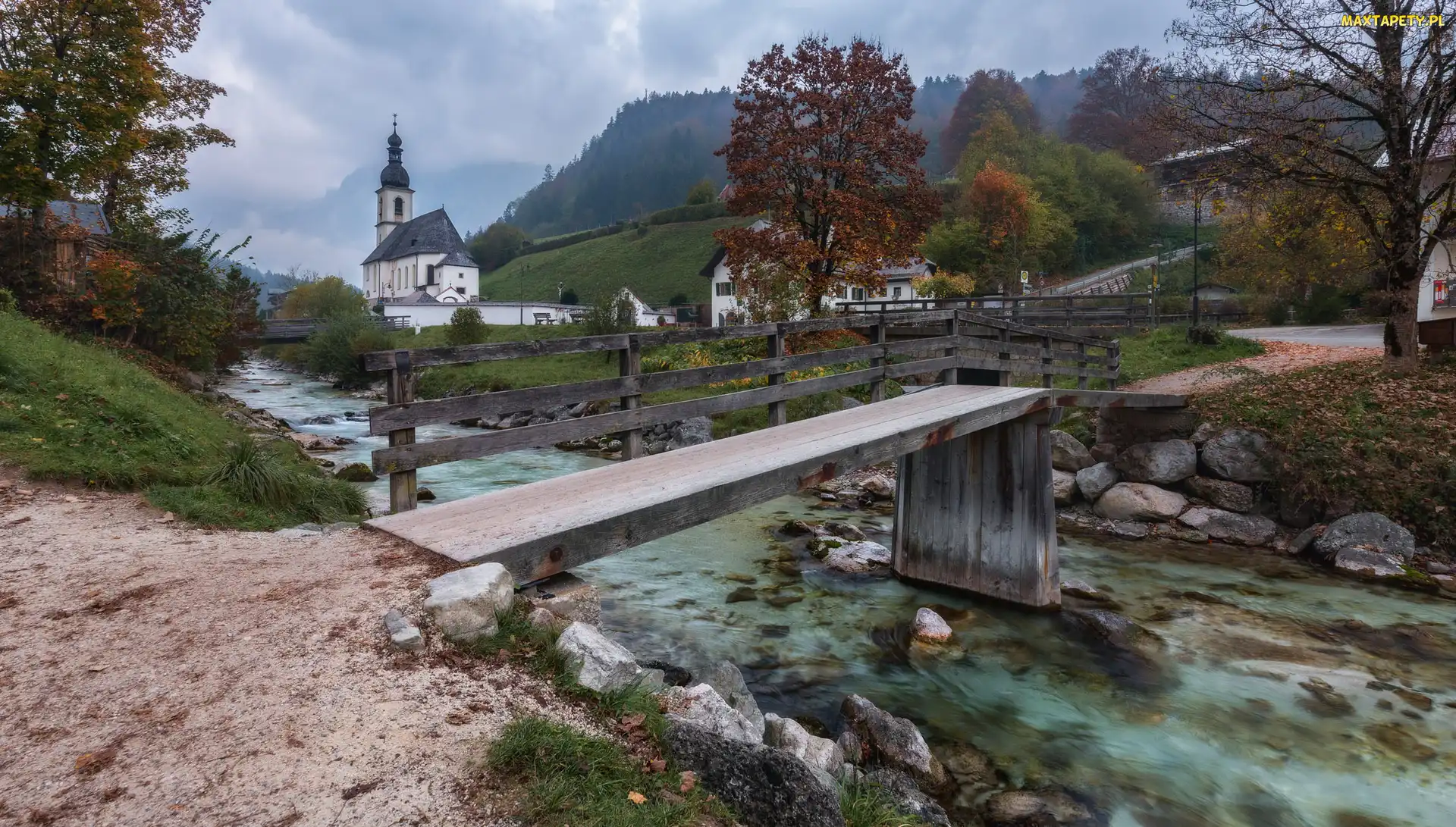 Ramsau bei Berchtesgaden, Rzeka Ramsauer Ache, Park Narodowy Berchtesgaden, Kościół św. Sebastiana, Bawaria, Góry Alpy, Niemcy, Most