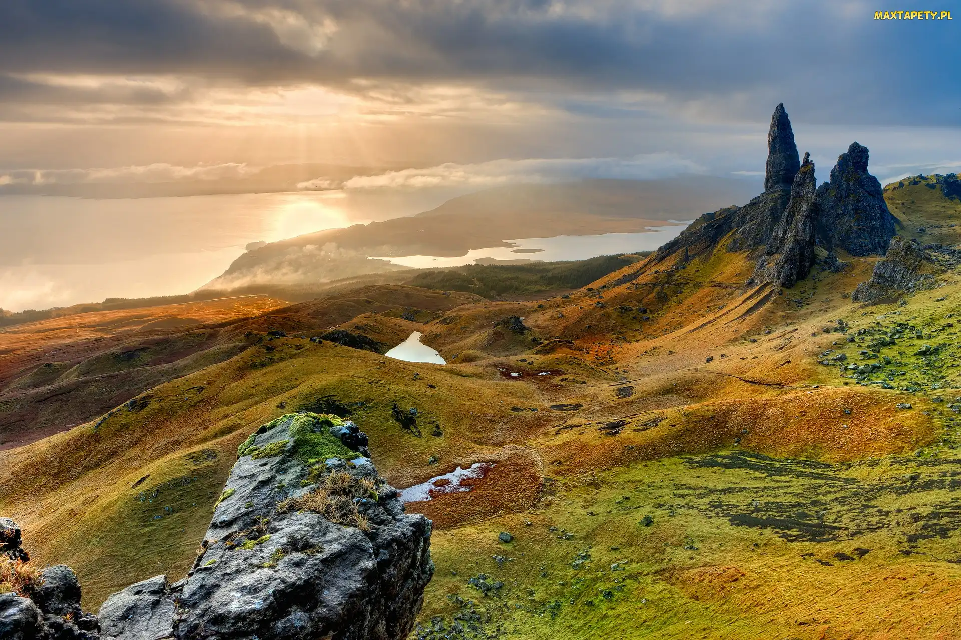 Doliny, Wyspa Skye, Szkocja, Wschód słońca, Skały, Wzgórze The Storr, Jezioro, Morze