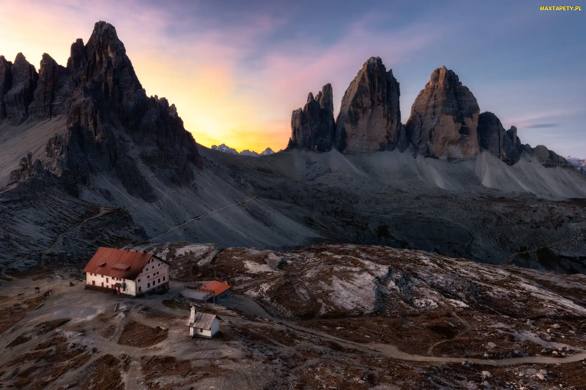 Góry, Skały, Włochy, Wschód słońca, Domy, Dolomity, Masyw, Tre Cime di Lavaredo, Prowincja Belluno
