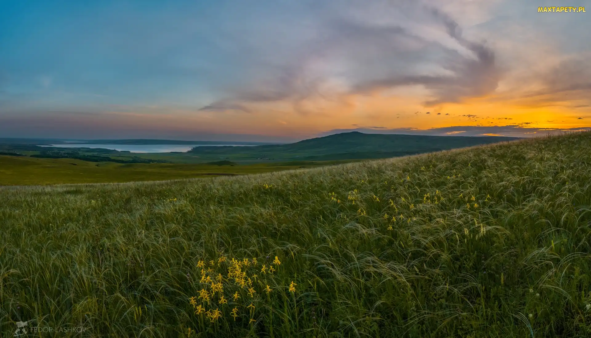 Łąka, Chmury, Zachód słońca, Wzgórze, Jezioro