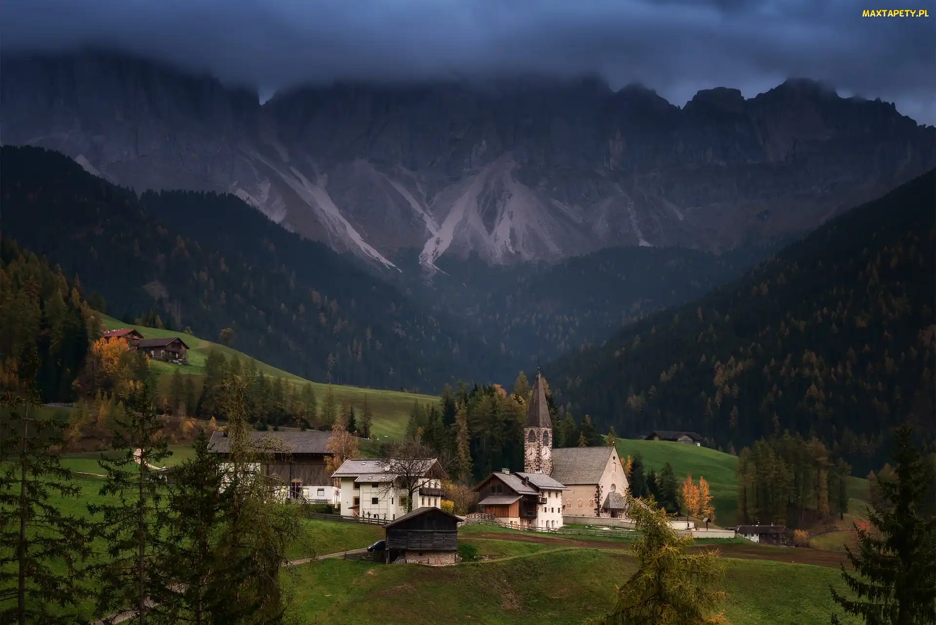 Chmury, Wieś, Góry, Domy, Santa Maddalena, Włochy, Dolomity, Dolina Val di Funes, Kościół, Las, Drzewa