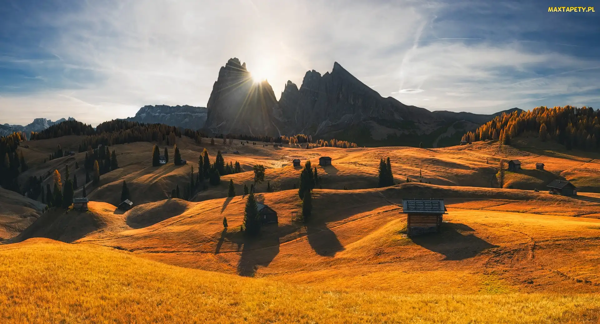 Drzewa, Domki, Góry Sassolungo, Włochy, Płaskowyż Seiser Alm, Dolina Val Gardena, Dolomity