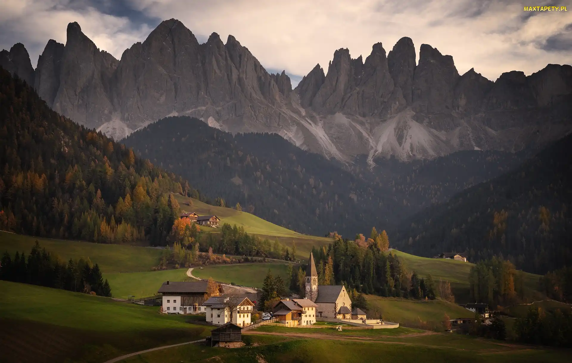 Kościół, Wieś, Góry, Drzewa, Santa Maddalena, Włochy, Dolomity, Dolina Val di Funes, Domy, Masyw Odle, Las