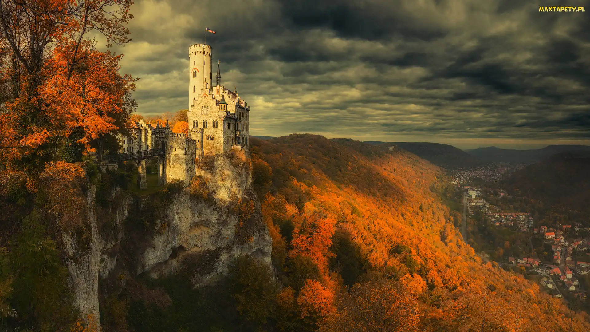 Niemcy, Chmury, Jesień, Badenia-Wirtembergia, Dolina, Góry, Miasteczko Lichtenstein, Skały, Zamek Lichtenstein Castle, Drzewa