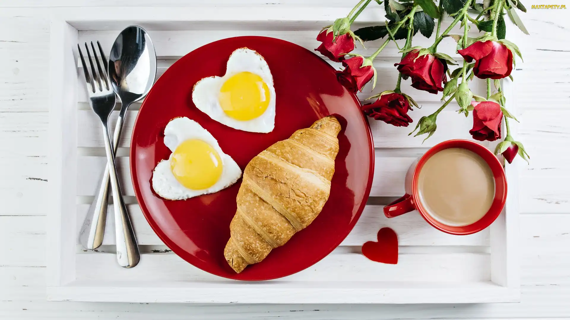 Śniadanie, Taca, Sztućce, Walentynki, Jajka sadzone, Croissant, Serca, Kawa, Rogal, Róże