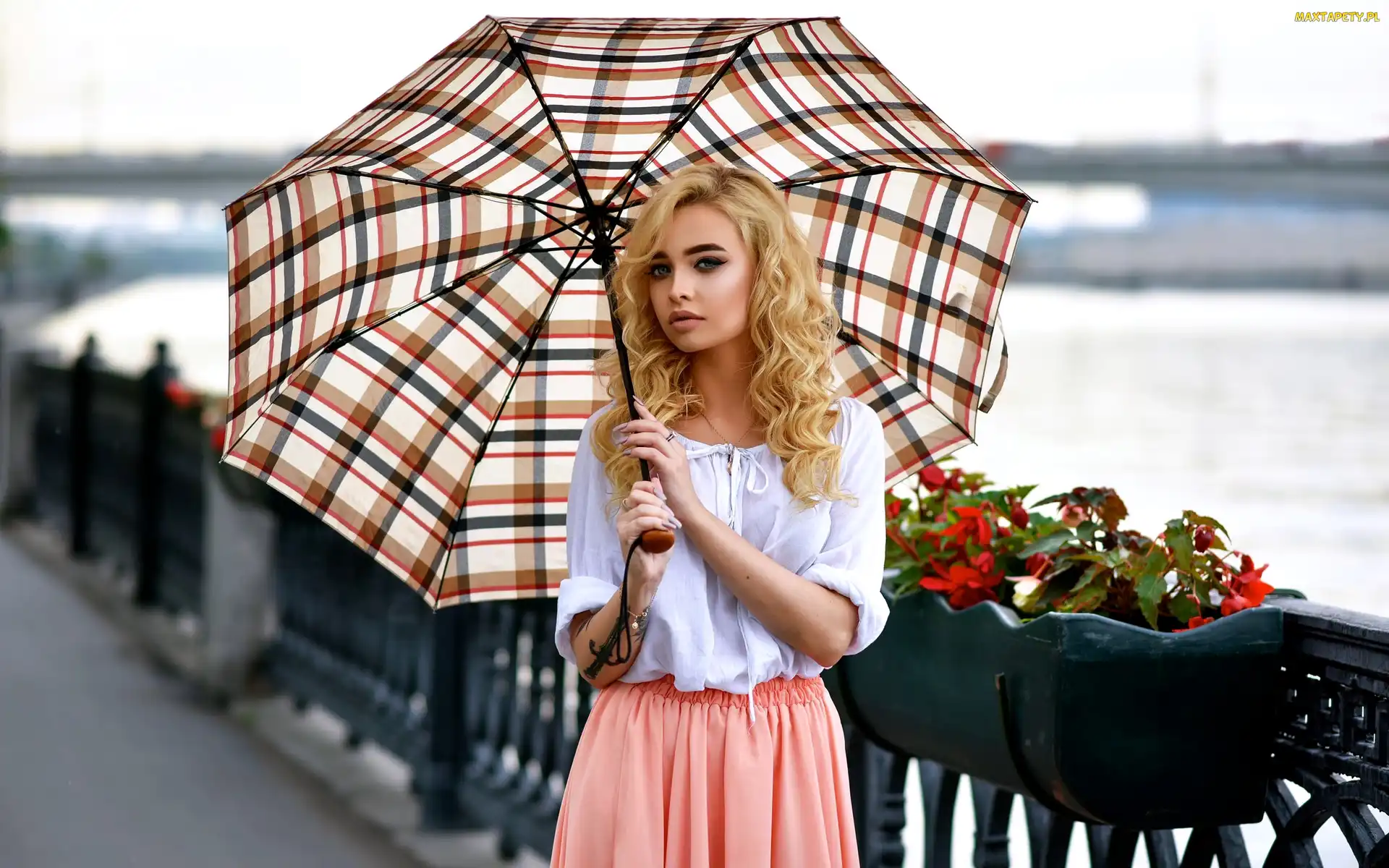 Blondynka, Kwiaty, Nabrzeże, Parasolka, Kobieta