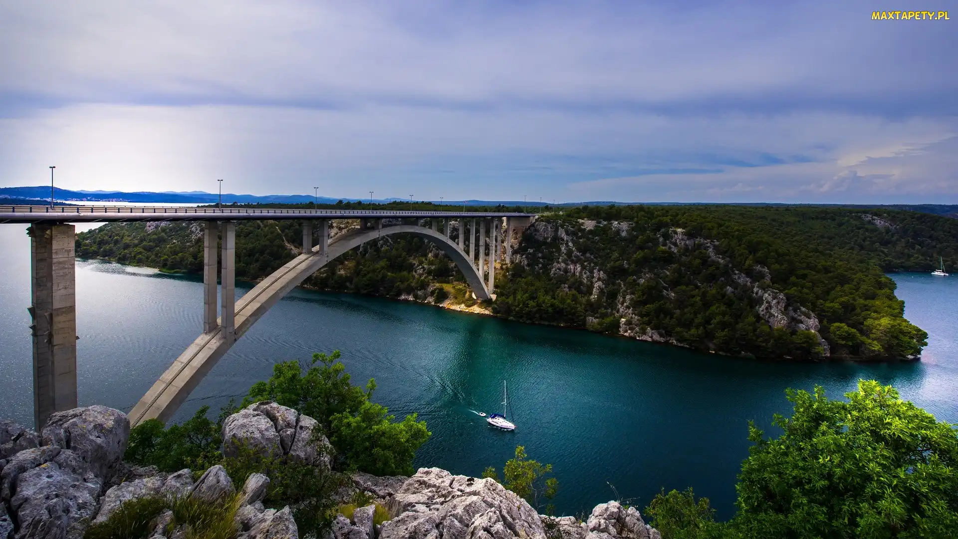 Szybenik, Drzewa, Most Sibenik, Chorwacja, Skały, Zatoka Sibenik, Jacht