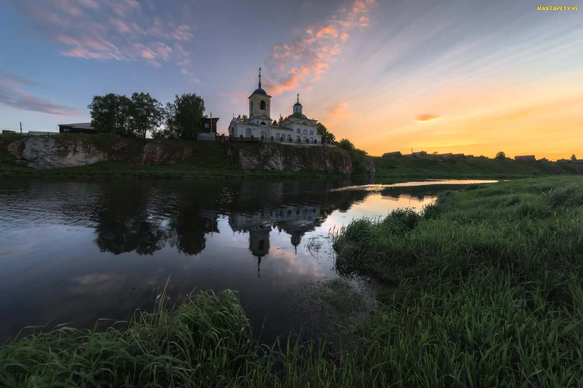 Wschód słońca, Trawa, Skała, Cerkiew, Rzeka, Drzewa