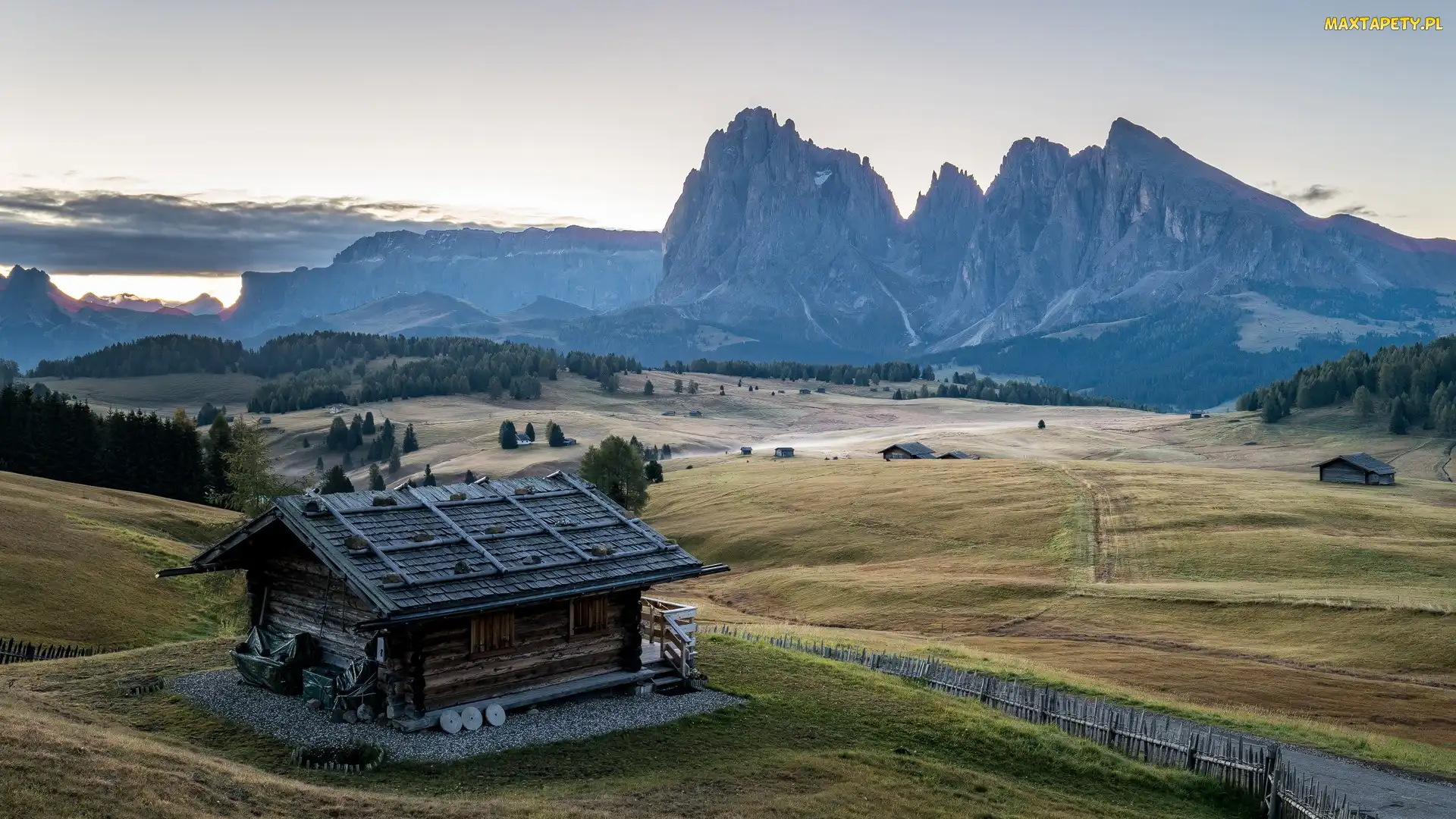 Dolomity, Dolina Val Gardena, Płaskowyż Seiser Alm, Włochy, Domy, Mgła, Jesień, Góry Sassolungo