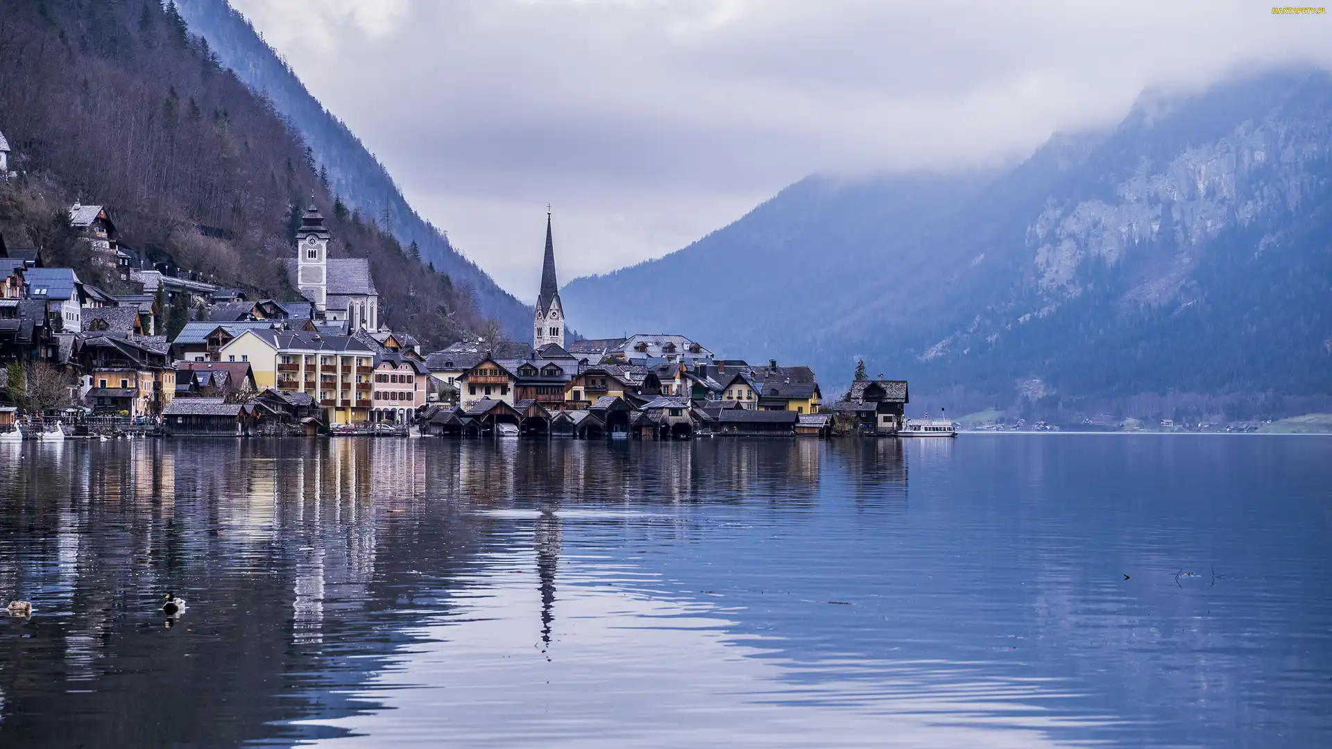 Hallstatt, Austria, Chmury, Jezioro Hallstattersee, Domy, Kościół, Góry Alpy Salzburskie