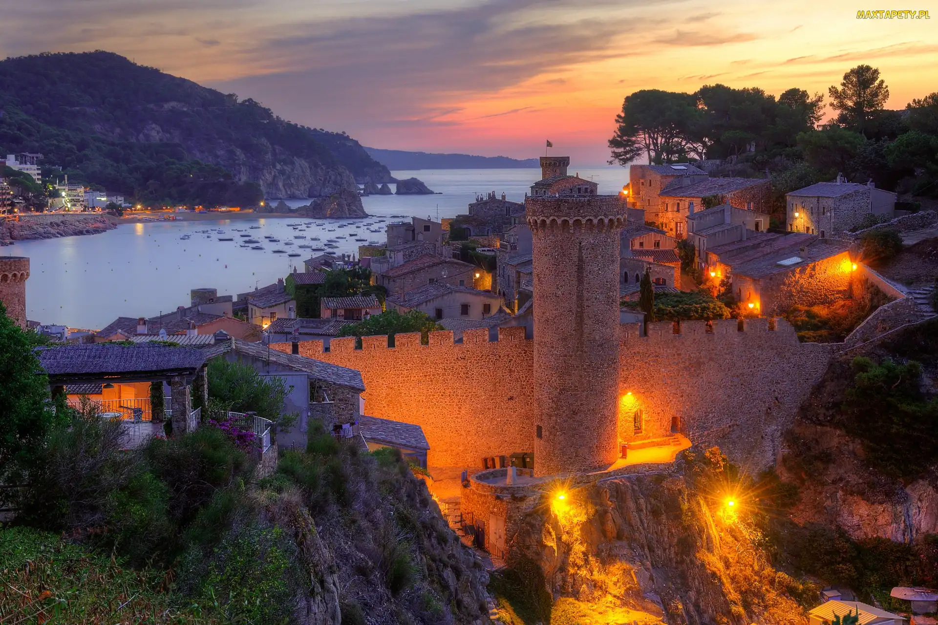 Hiszpania, Tossa de Mar, Świt, Prowincja Girona, Światła, Mury obronne, Domy, Góry, Vila Vella, Morze