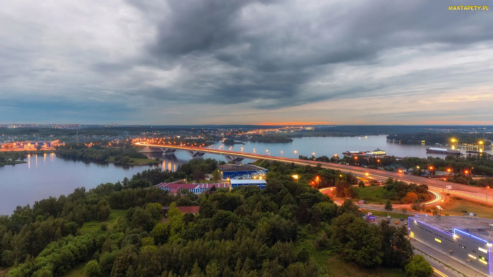 Światła, Chmury, Most Dmitrovskoye Shosse, Drogi, Mytiszcze, Rosja, Rzeka, Obwód moskiewski, Drzewa, Zbiornik Klyazma, Domy