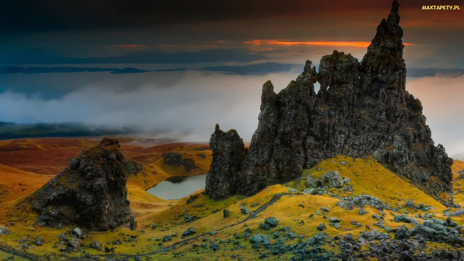 Skały, Morze, Wzgórze The Storr, Zachód słońca, Wyspa Skye, Jezioro, Szkocja, Mgła