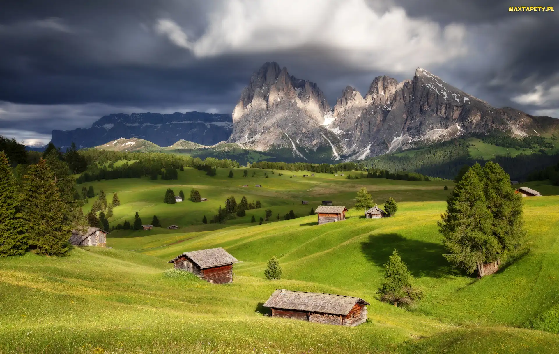 Dolina Val Gardena, Mgła, Płaskowyż Seiser Alm, Góry Sassolungo, Drzewa, Dolomity, Włochy, Domy