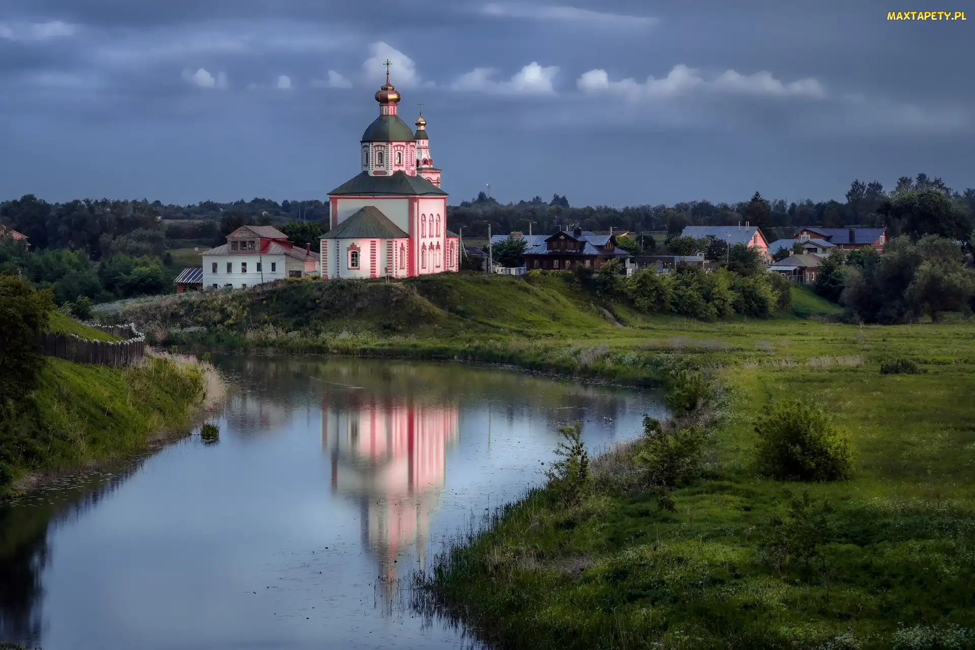 Drzewa, Cerkiew św. Eliasza, Rzeka Kamienka, Odbicie, Obwód włodzimierski, Trawa, Rosja, Suzdal