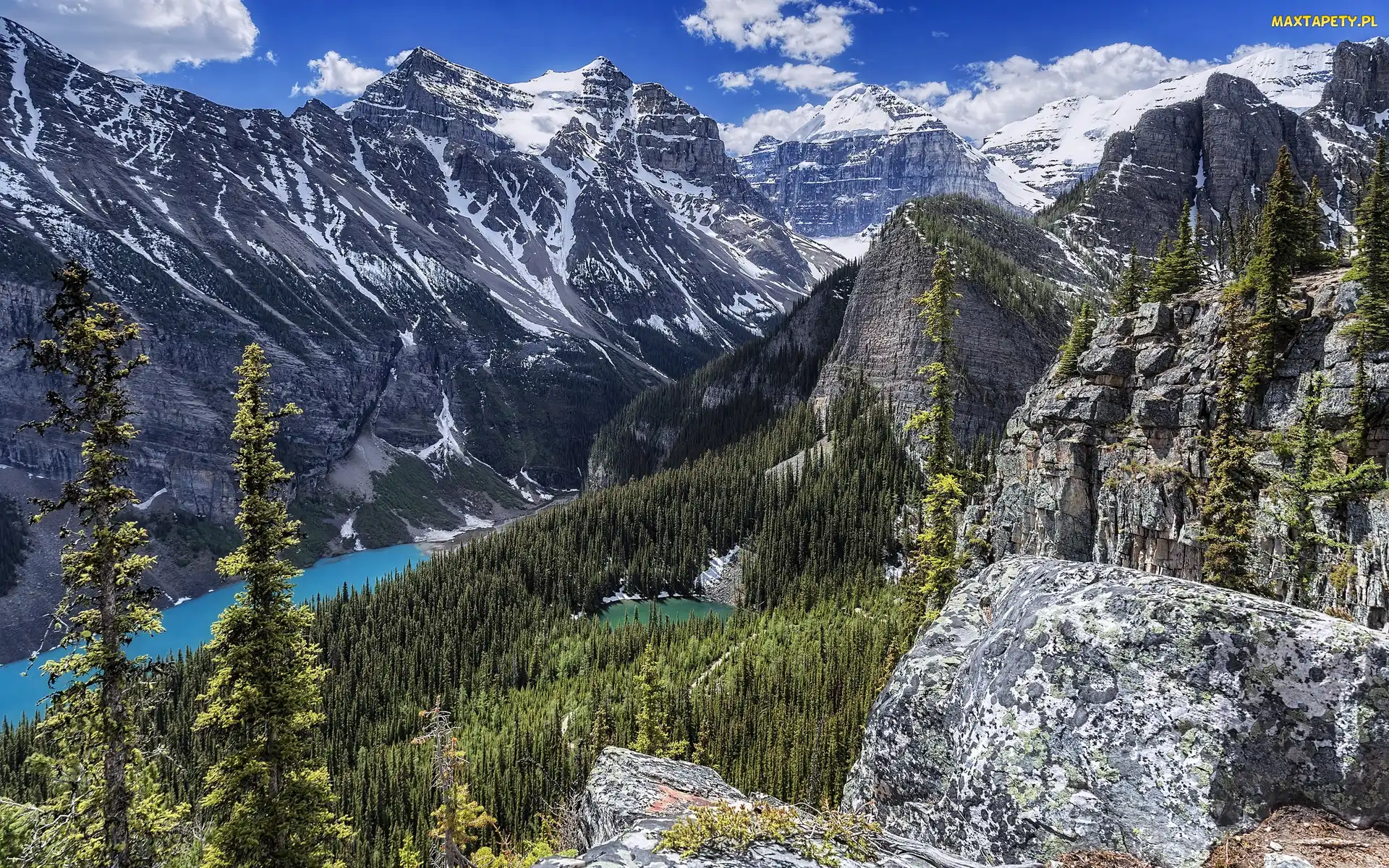 Jezioro Lake Louise, Chmury, Góry, Skały, Prowincja Alberta, Las, Kanada, Park Narodowy Banff