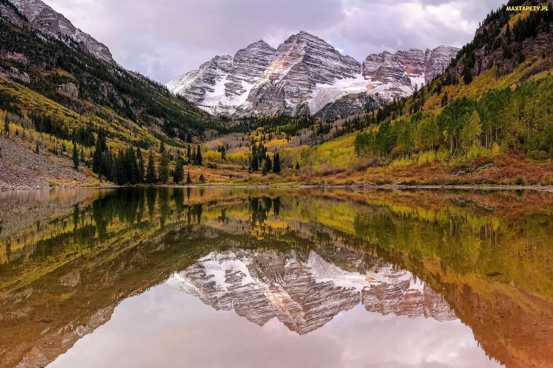 Szczyty Maroon Bells, Góry Skaliste, Stany Zjednoczone, Jezioro Maroon Lake, Drzewa, Stan Kolorado, Śnieg
