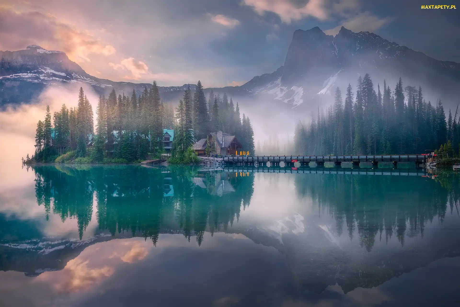 Kanada, Chmury, Mgła, Prowincja Kolumbia Brytyjska, Dom, Jezioro Emerald Lake, Most, Góry, Park Narodowy Yoho, Las