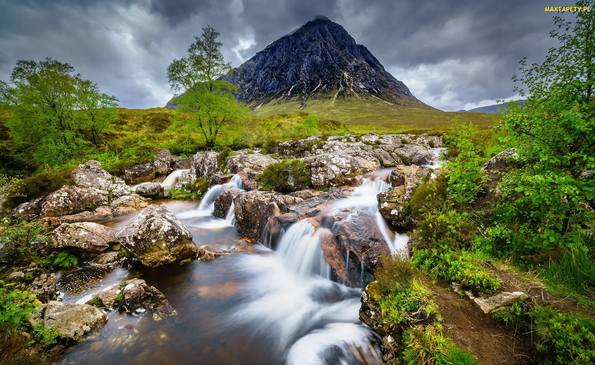 Dolina Glen Coe, Szczyt Buachaille Etive Mor, Rejon Highland, Szkocja, Roślinność, Skały, Rzeka Coupall, Chmury, Góra