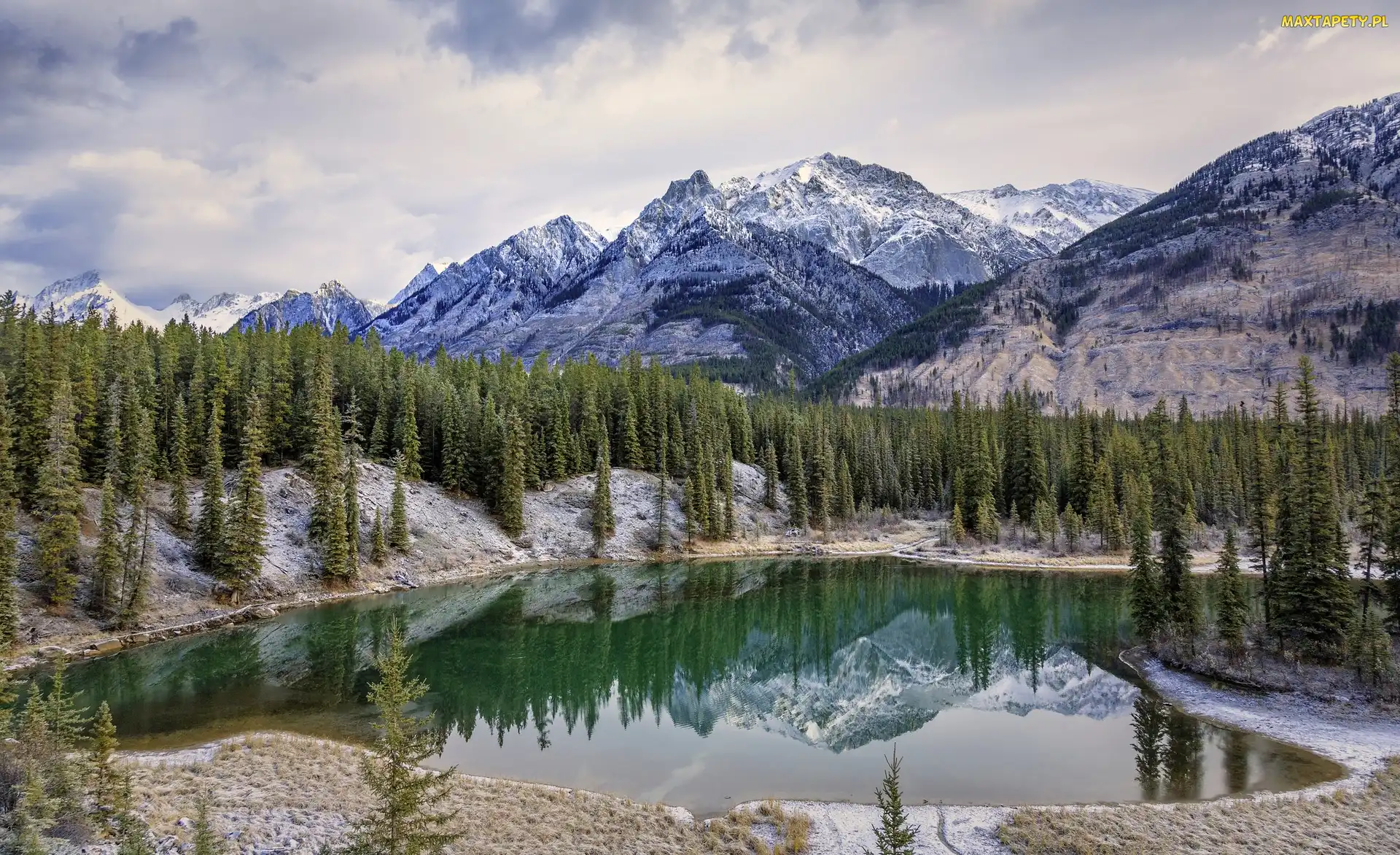 Rzeka Bow River, Las, Prowincja Alberta, Chmury, Góry Canadian Rockies, Park Narodowy Banff, Kanada