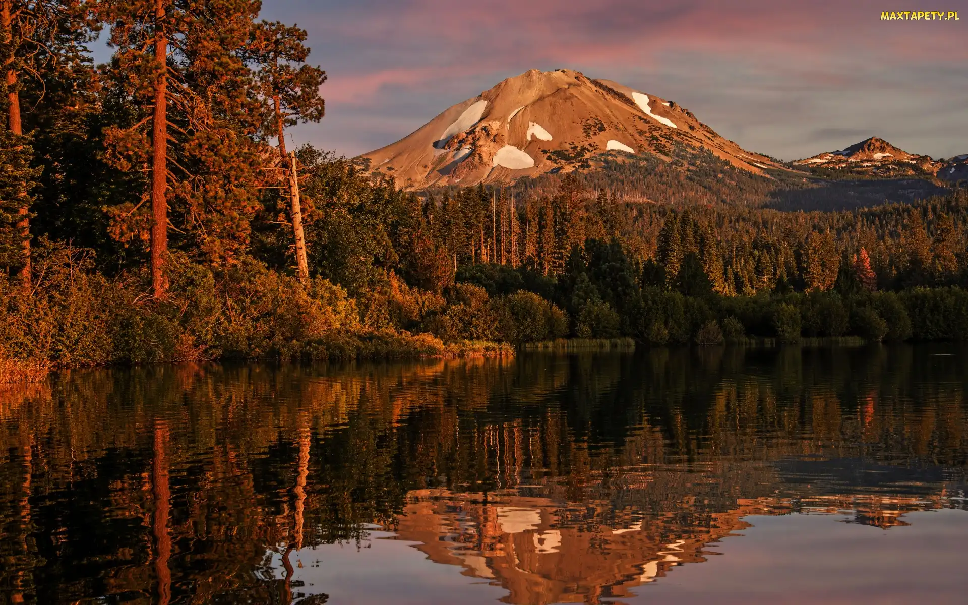Zachód słońca, Kalifornia, Drzewa, Stany Zjednoczone, Las, Jezioro, Góry Kaskadowe, Wulkan Lassen Peak, Park Narodowy Lassen Volcanic