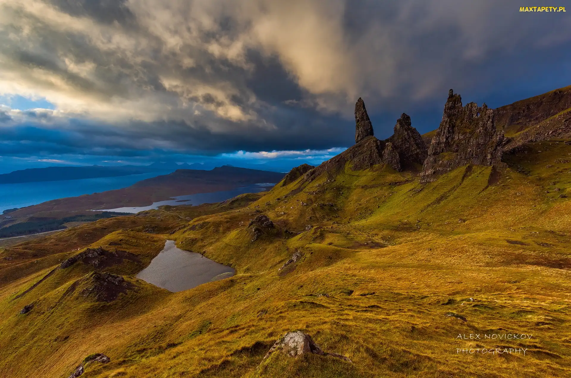 Jeziora, Ciemne, Morze, Wzgórze The Storr, Wyspa Skye, Skały, Szkocja, Chmury