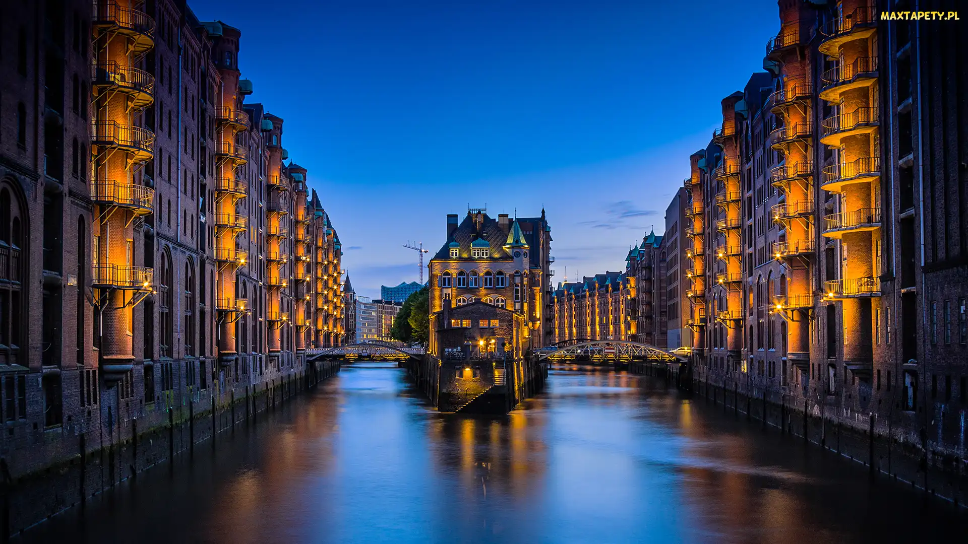Speicherstadt, Kanał, Hamburg, Niemcy, Noc, Domy, Restauracja Wasserschloss, Oświetlenie, Mosty