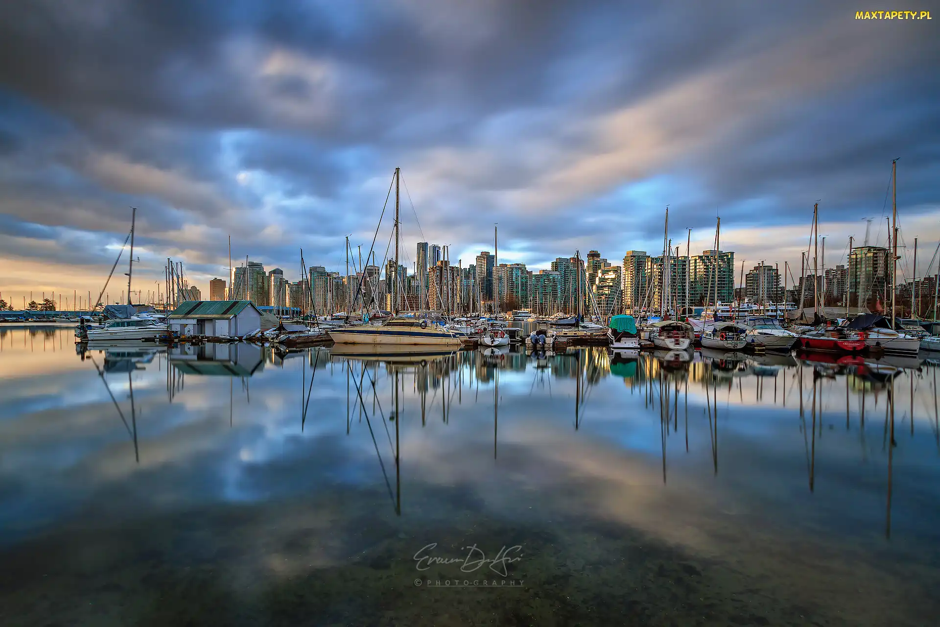 Kanada, Przystań, Wschód słońca, Klub jachtowy, Stanley Park Marina, Wieżowce, Odbicie, Chmury, Vancouver, Żaglówki