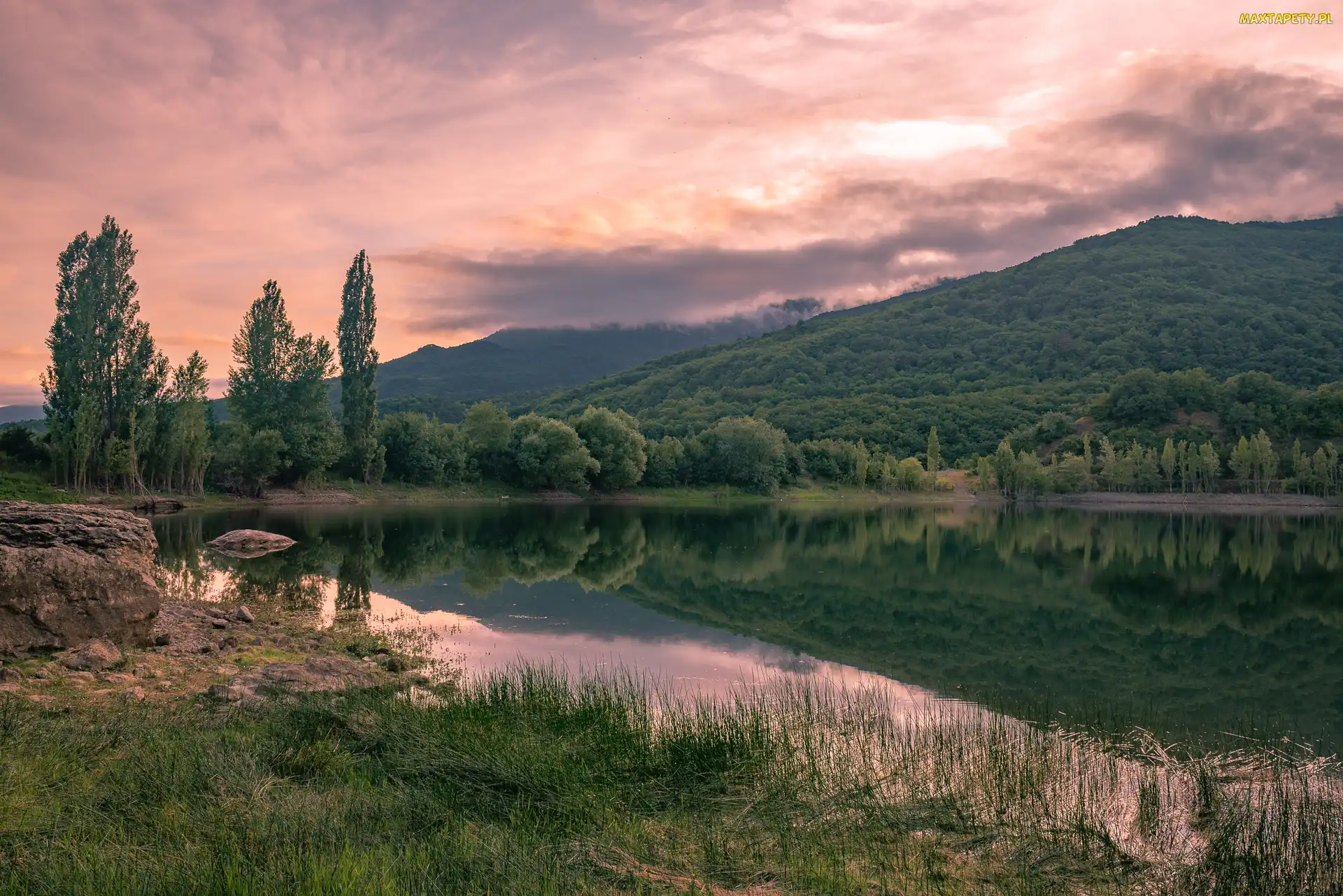 Trawy, Drzewa, Wzgórza, Skały, Odbicie, Wschód słońca, Jezioro