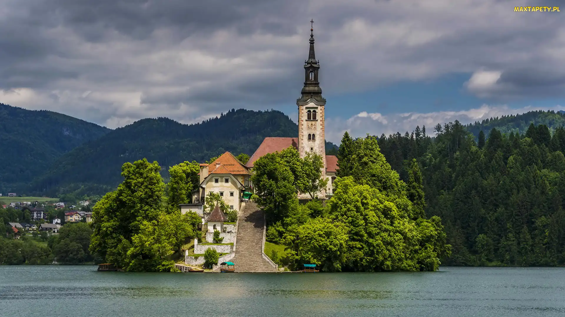 Słowenia, Drzewa, Góry, Chmury, Lasy, Schody, Wyspa Blejski Otok, Jezioro Bled, Kościół Wniebowzięcia Marii Panny