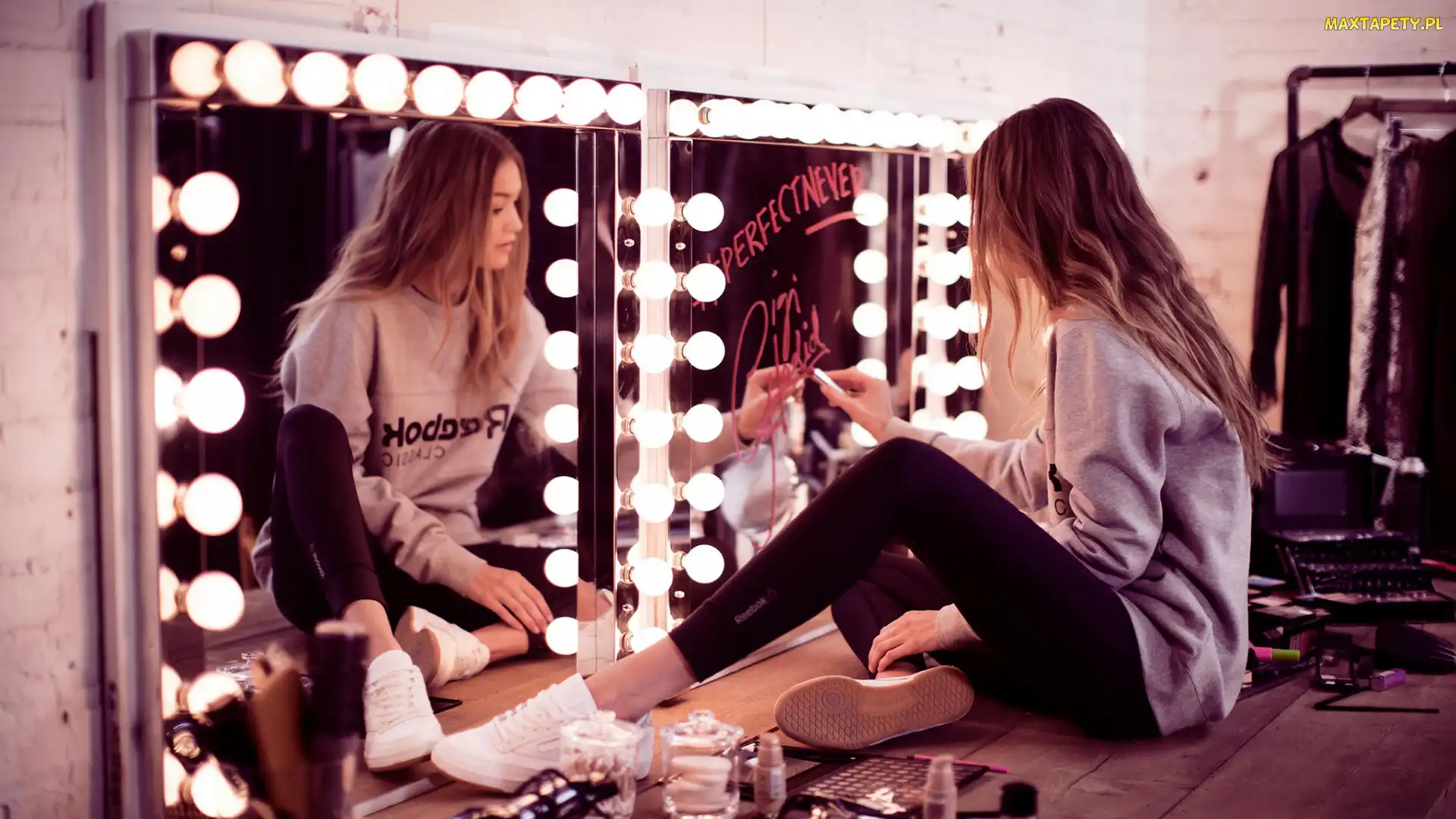 Trampki, Gigi Hadid, Kobieta, Kosmetyki, Żarówki, Lustro, Szminki, Modelka