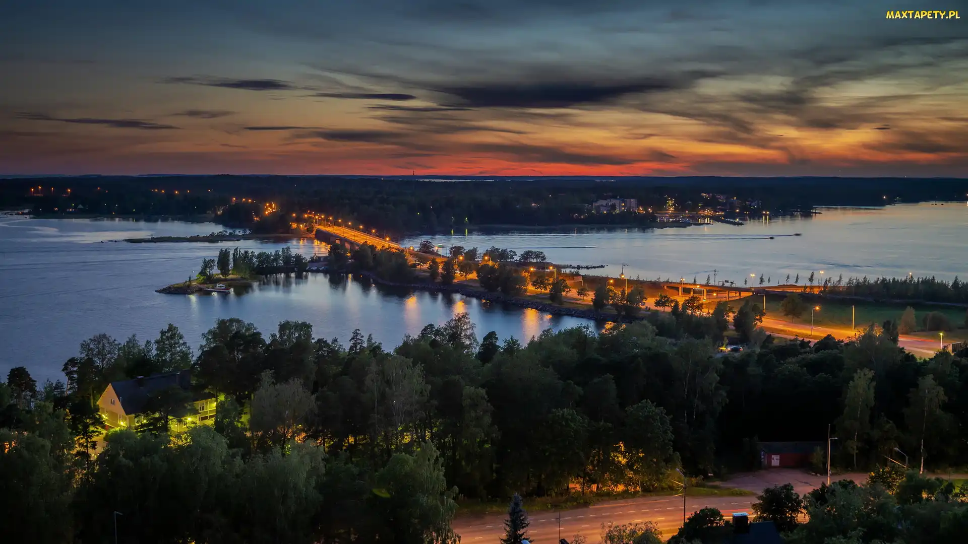 Finlandia, Morze, Wschód słońca, Domy, Drzewa, Droga, Las, Oświetlenie, Kotka, Zatoka Fińska, Wyspa Norssaari, Most