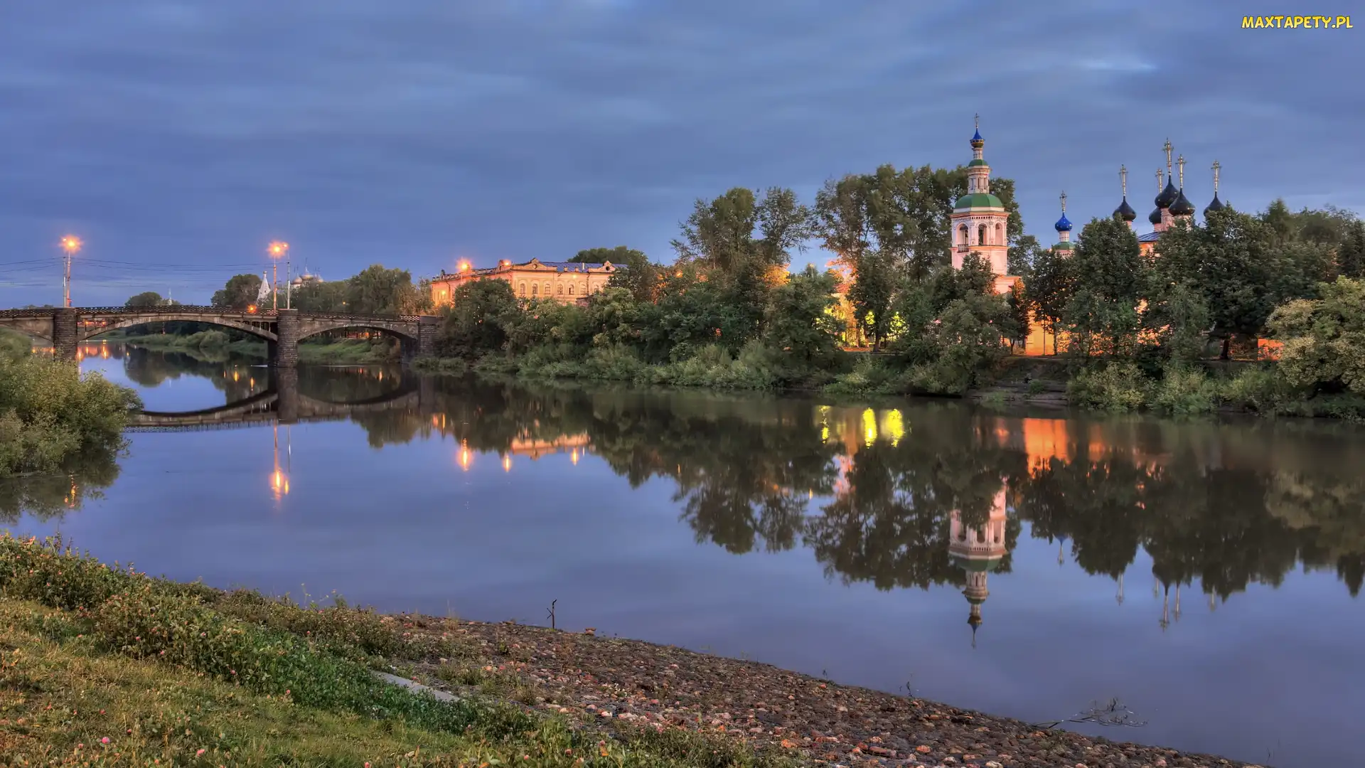 Rzeka Wołogda, Obwód wołogodzki, Cerkiew Objawienia Pańskiego, Rosja, Wołogda, Drzewa, Most, Latarnie, Poranek