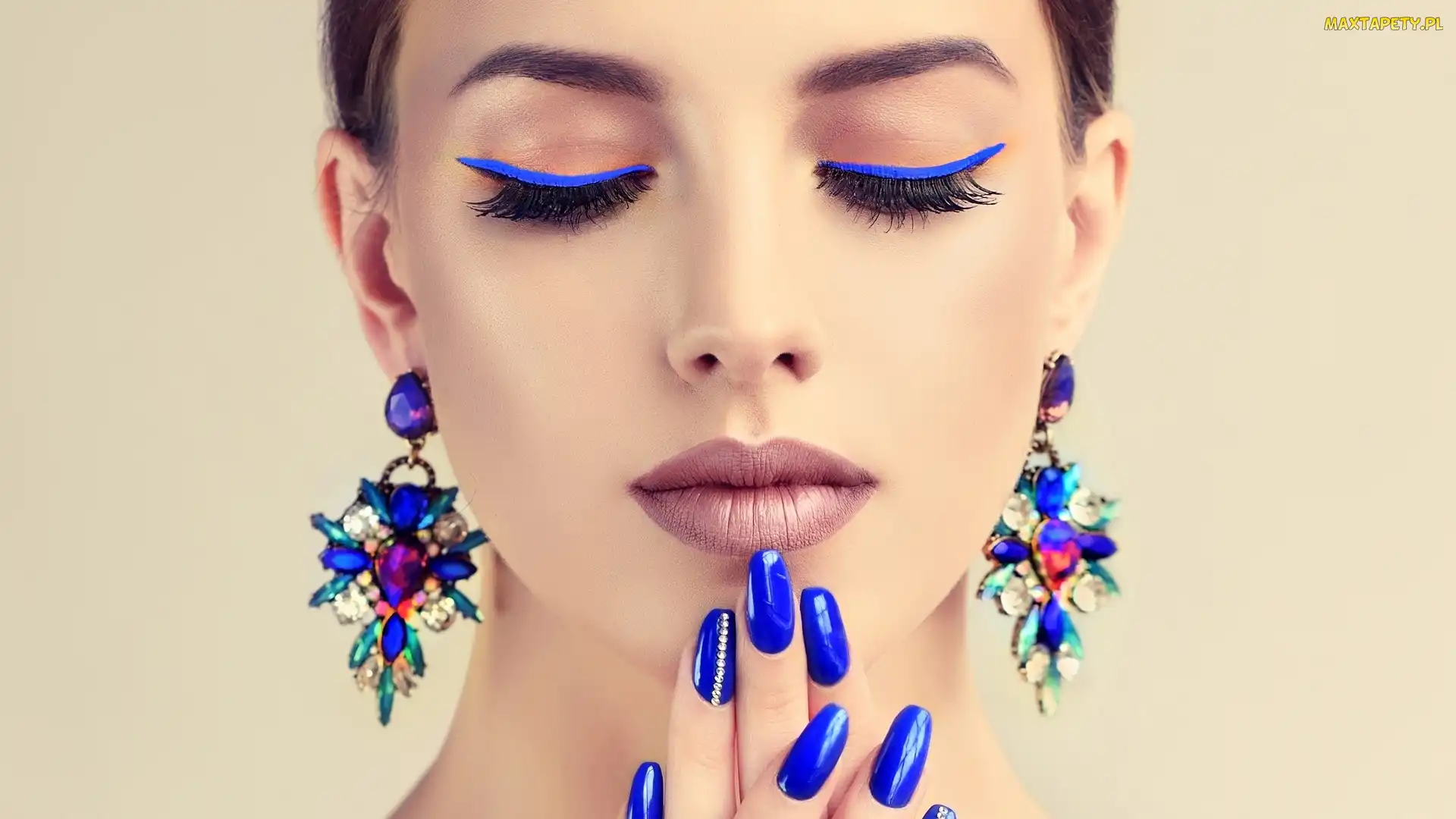 Niebieski, Kolczyki, Manicure, Makijaż, Dziewczyna