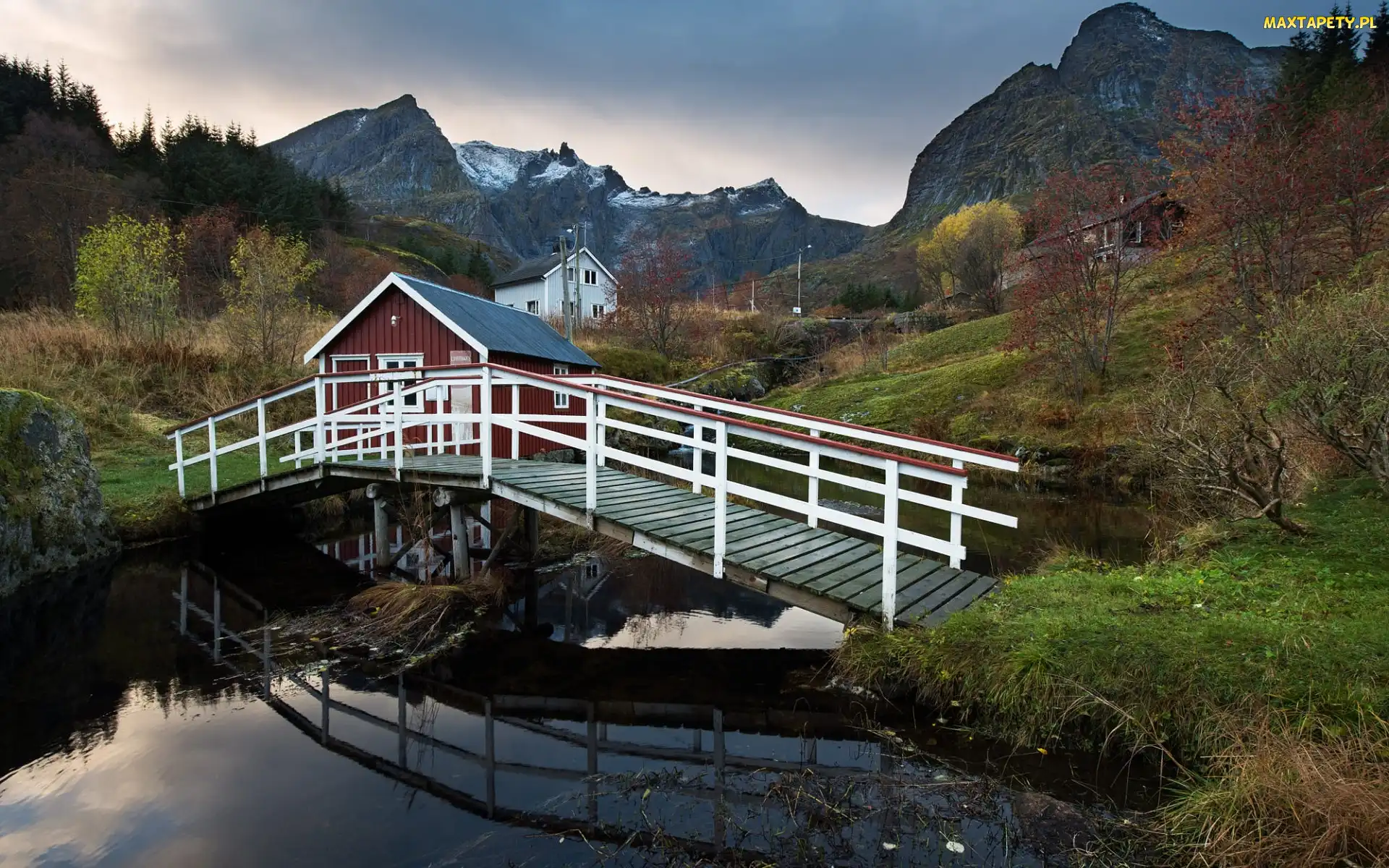 Wioska Nusfjord, Gmina Flakstad, Góry, Drzewa, Wyspa Flakstadoya, Norwegia, Rzeka, Lofoty, Skansen, Most, Domy