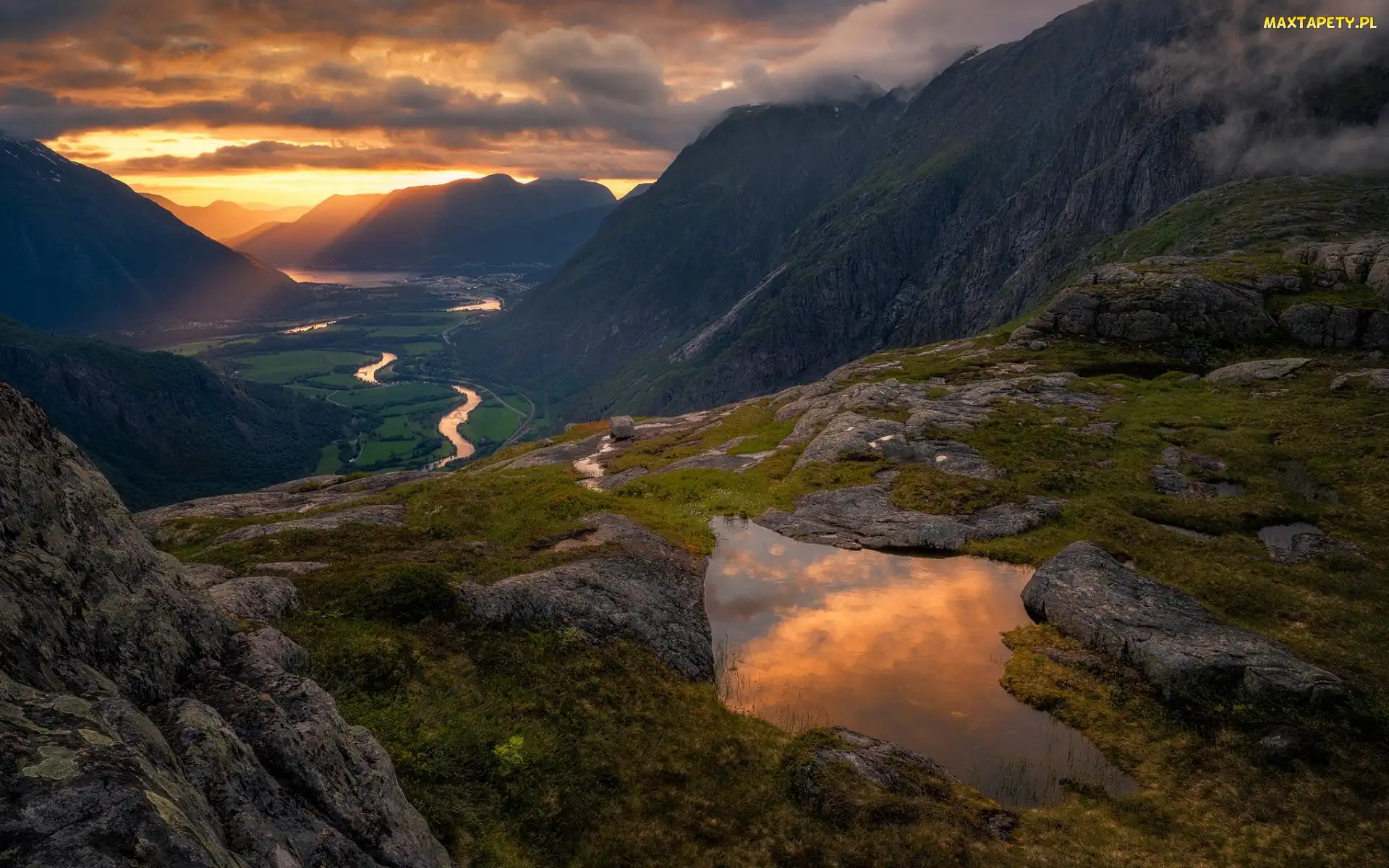 Zachód słońca, Góry Romsdalsalpene, Gmina Rauma, Norwegia, Dolina Romsdalen, Rzeka Rauma