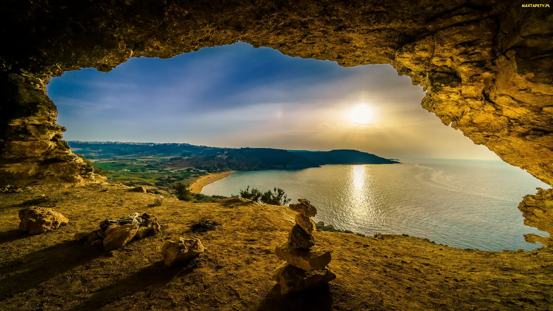 Calypso Cave, Zatoka Ramla Bay, Jaskinia Kalipso, Zachód słońca, Wyspa Gozo, Kamienie, Malta, Morze