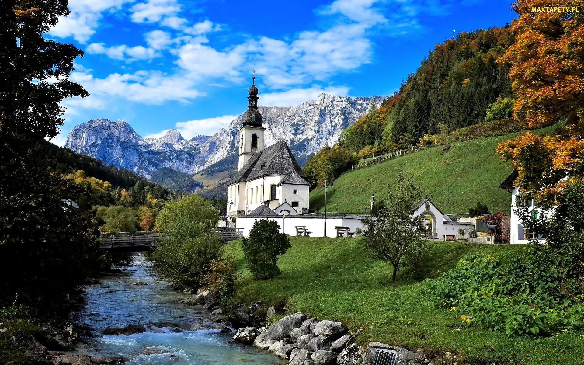 Park Narodowy Berchtesgaden, Rzeka Ramsauer Ache, Góry Alpy, Kościół św. Sebastiana, Bawaria, Ramsau bei Berchtesgaden, Niemcy, Most