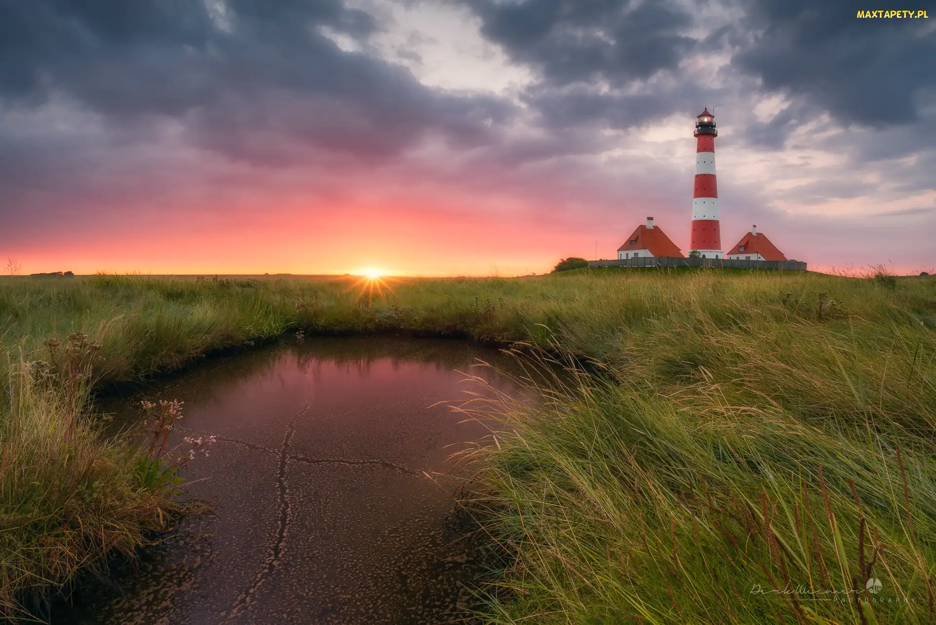 Kałuża, Latarnia morska Westerheversand, Niemcy, Zachód słońca, Chmury, Nordfriesland, Trawy