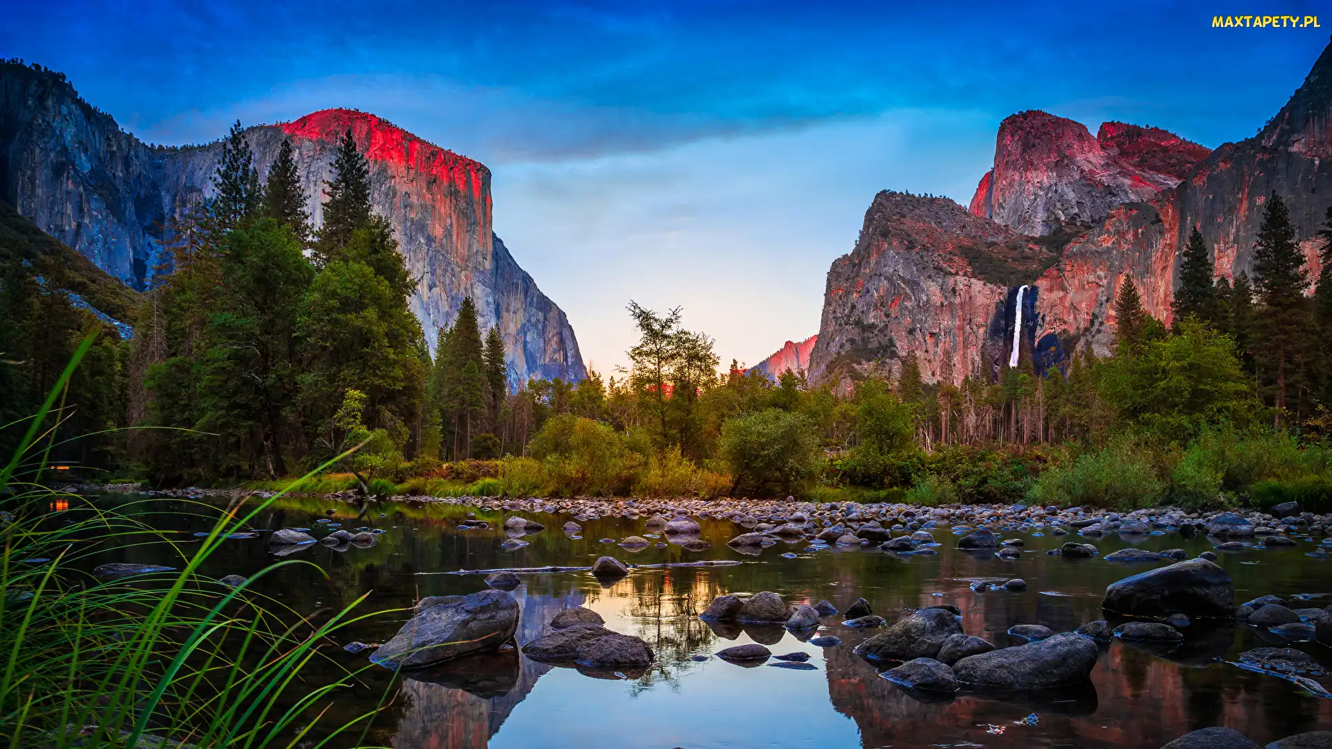 Drzewa, Rzeka Merced, Niebo, Góry, Stany Zjednoczone, Park Narodowy Yosemite, Kamienie, Kalifornia, Trawa