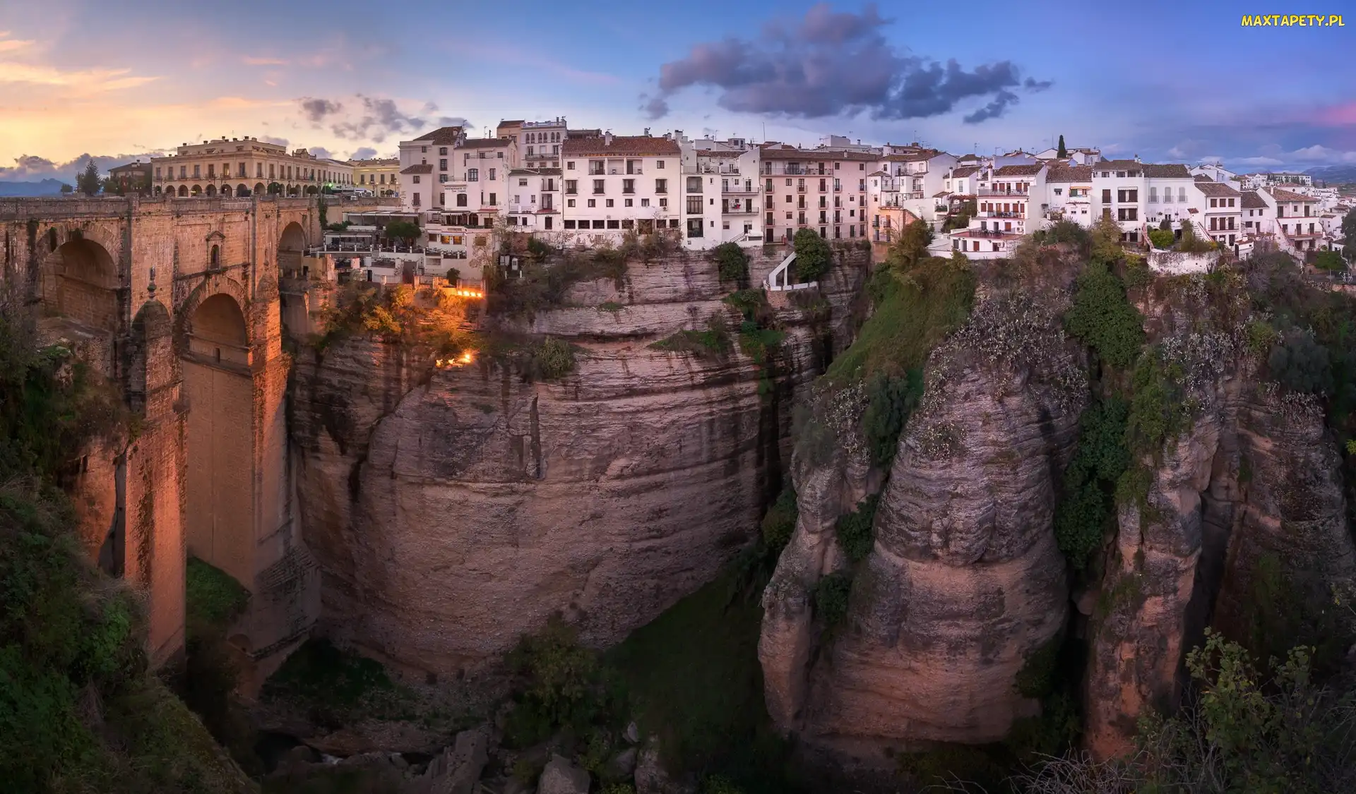 Domy, Most Puente Nuevo, Skały, Wąwóz Tajo, Prowincja Malaga, Miasto Ronda, Hiszpania, Andaluzja